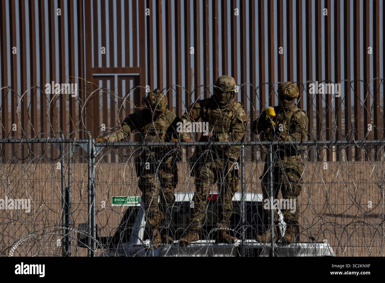 Il personale militare supervisiona il confine fortificato vicino a Ciudad Juarez, un punto focale per le questioni migratorie. Foto Stock