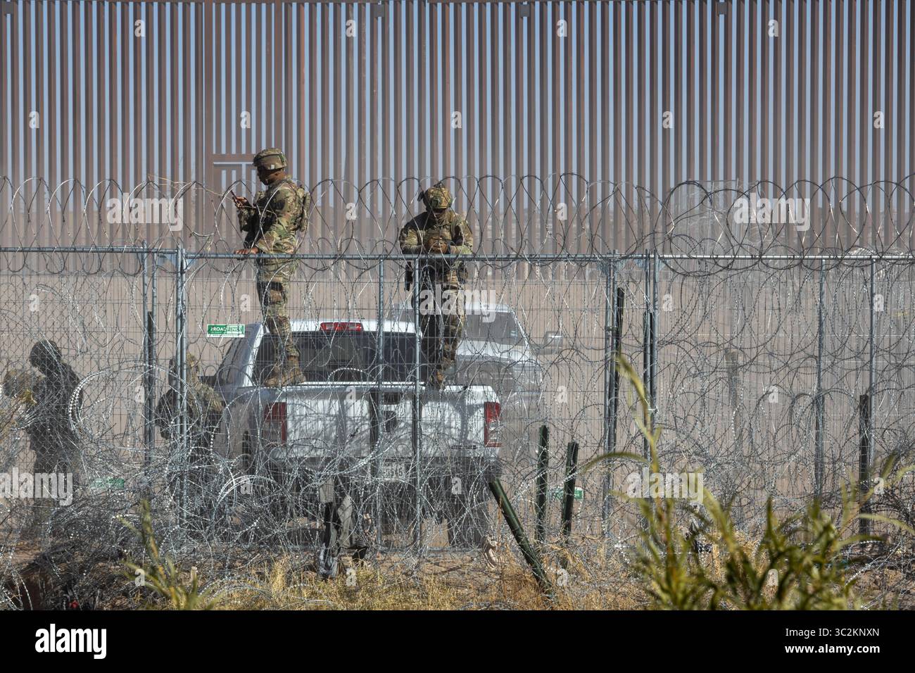 Il personale militare supervisiona il confine fortificato vicino a Ciudad Juarez, un punto di riferimento per i problemi di immigrazione. Foto Stock