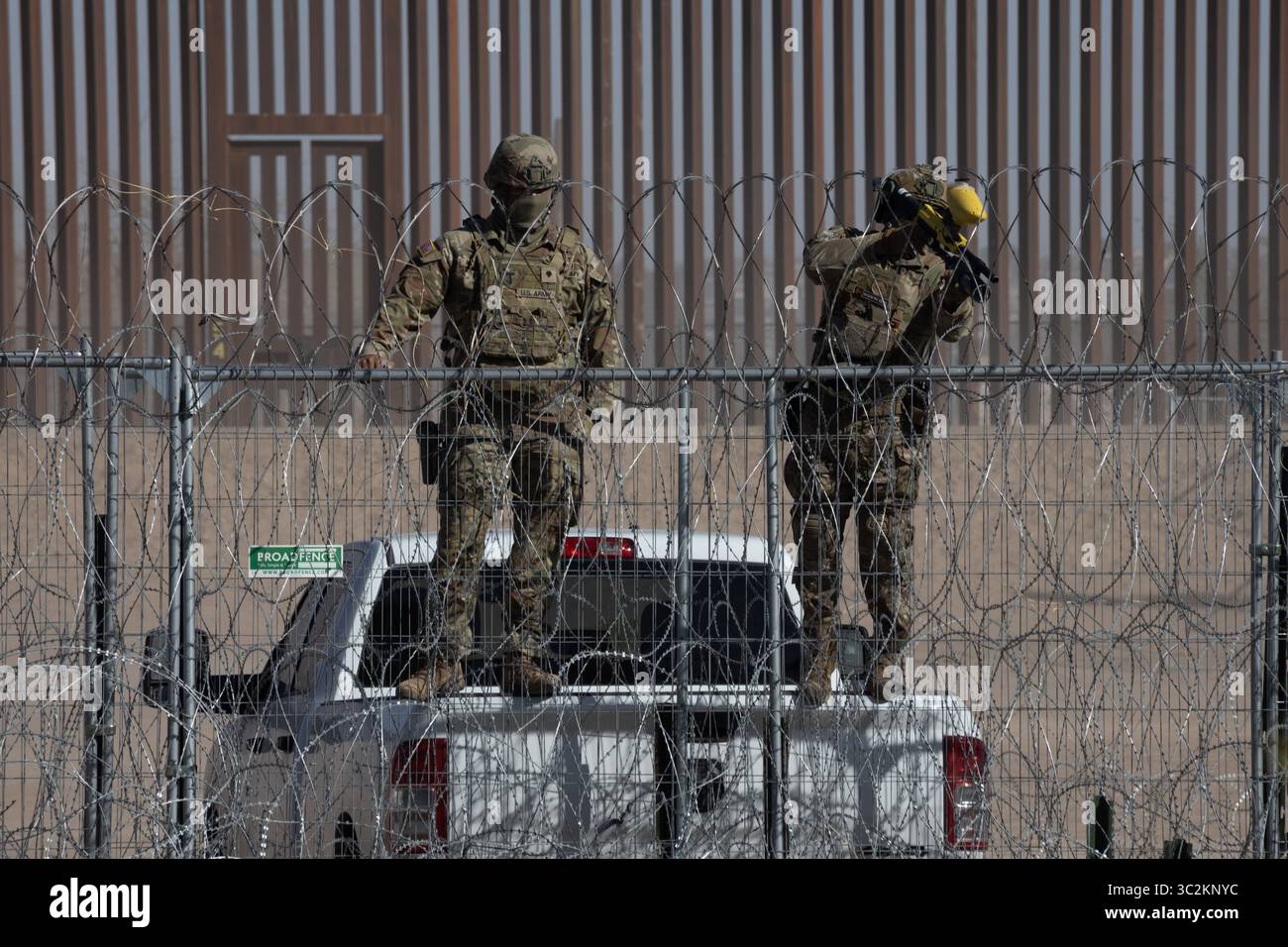 I soldati monitorano un confine fortificato vicino a Ciudad Juarez, tra crescenti preoccupazioni per attraversamenti illegali. Foto Stock