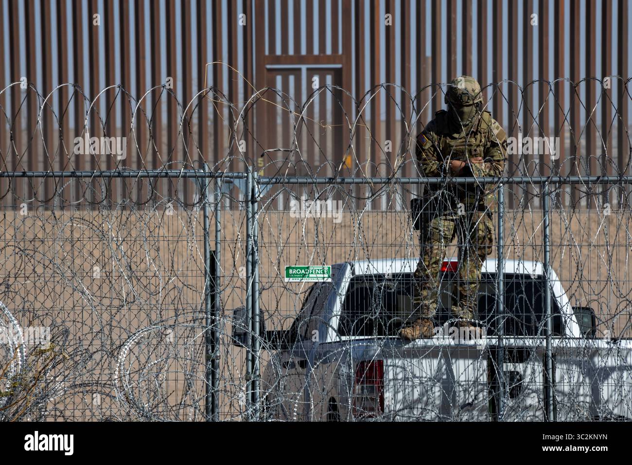 Un soldato controlla il confine a Ciudad Juarez, tra le maggiori misure di sicurezza. Foto Stock