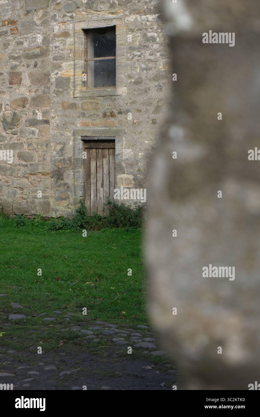 Castello di Midhope in Scozia Regno Unito rovine meteorologiche nel mezzo di Rolling Scottish Hills, immerso nella storia e nel mistero Foto Stock