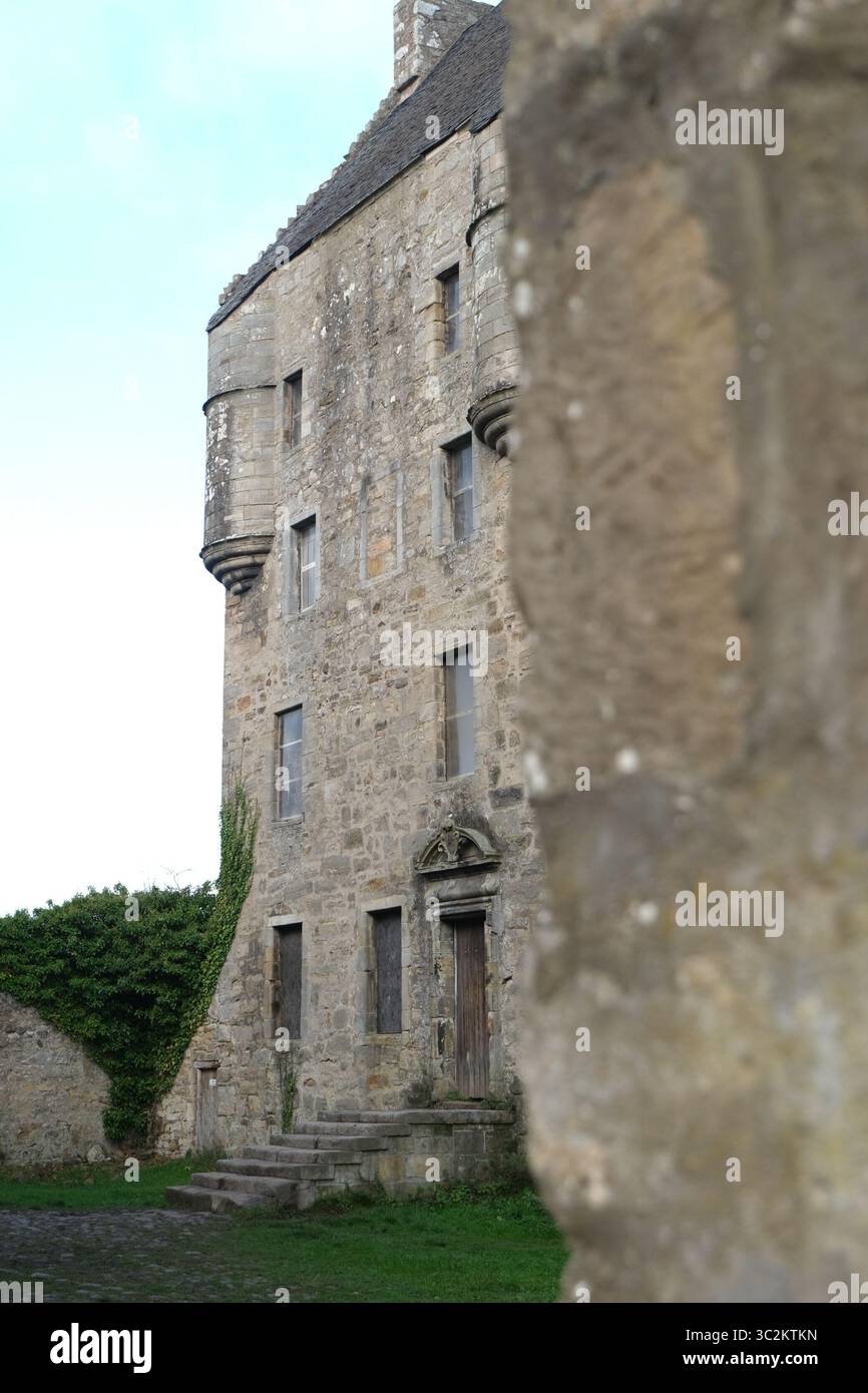Castello di Midhope in Scozia Regno Unito rovine meteorologiche nel mezzo di Rolling Scottish Hills, immerso nella storia e nel mistero Foto Stock