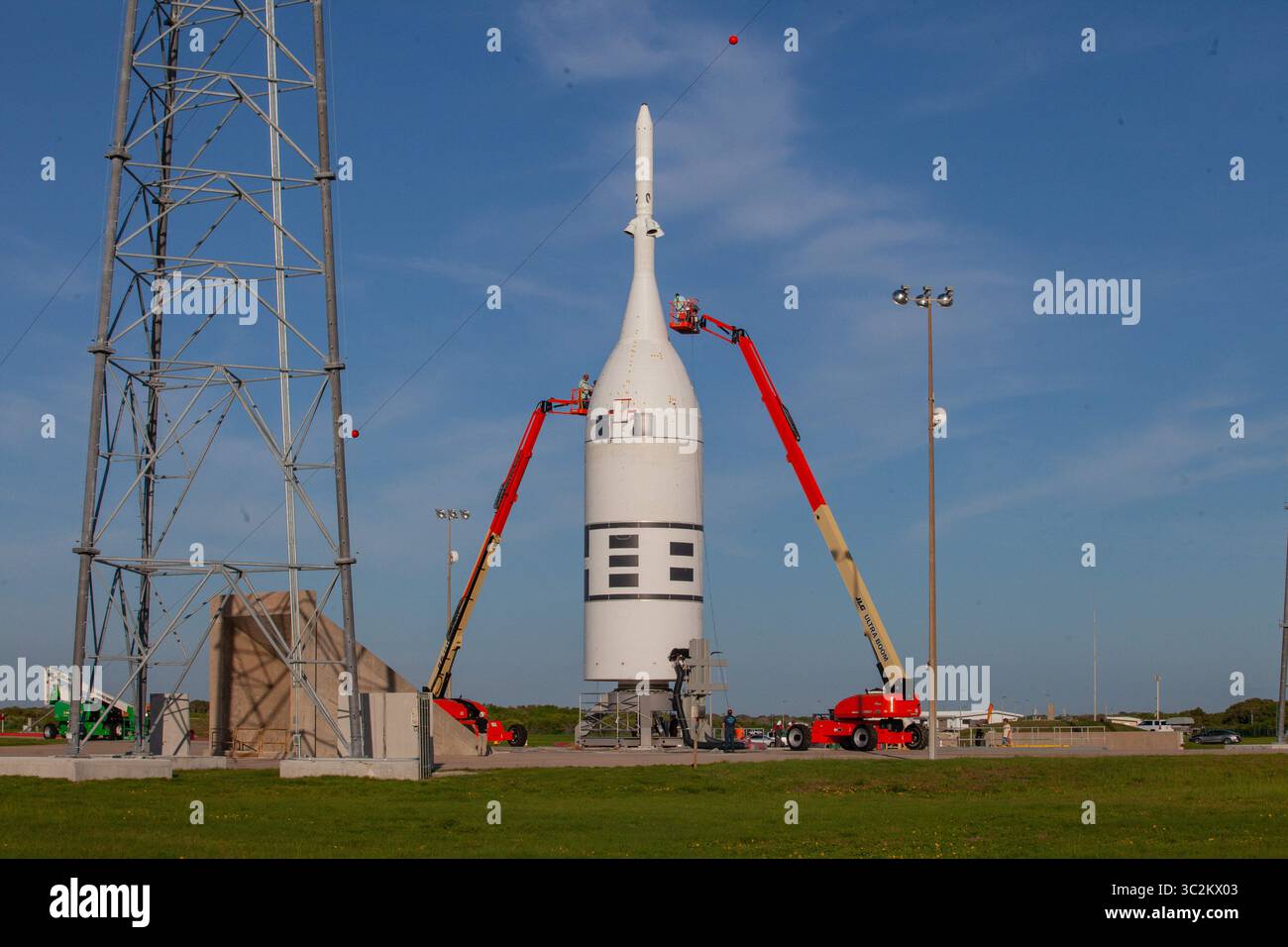1 luglio 2019 - Cape Canaveral, FL, Stati Uniti d'America - i tecnici preparano il NASA Orion Launch Abort System per il lancio in cima a un razzo Northrop Grumman al Launch Pad 46 alla Cape Canaveral Air Force Station il 1 luglio 2019 a Cape Canaveral, Florida. Il test di volo dovrebbe esplodere il 2 luglio, segnando un importante traguardo nello sviluppo della futura generazione di sistemi di lancio. (Immagine di credito: © Ben Smegelsky via ZUMA Wire) Foto Stock
