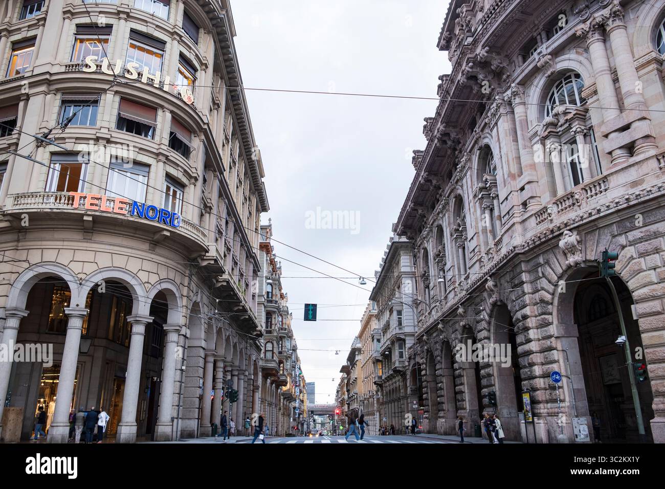 In prima serata in via XX settembre, Genova, Italia Foto Stock