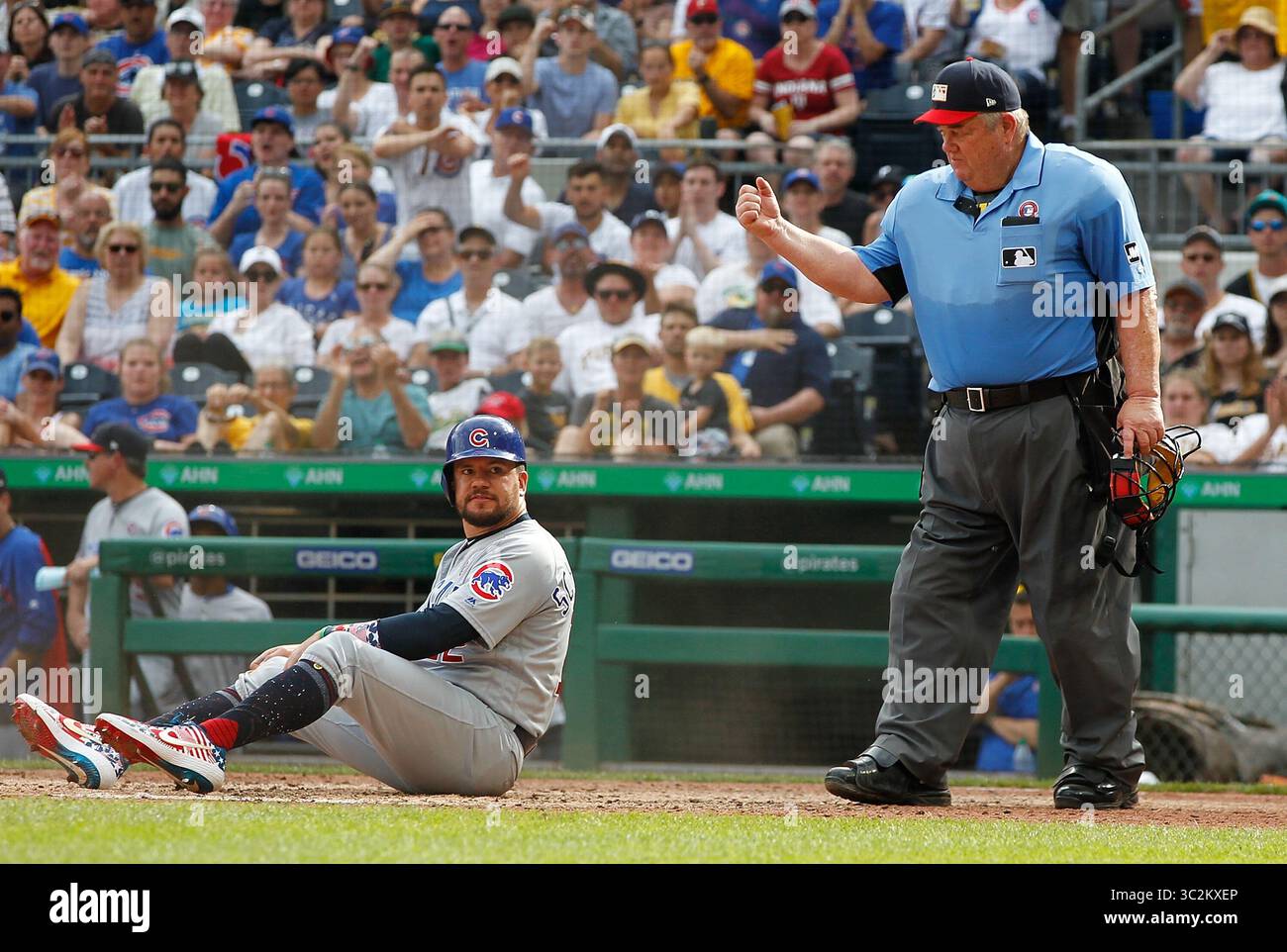 4 luglio 2019: Kyle Schwarber (12) guarda all'arbitro Joe West (22) come West segnala che Schwarber era in casa dopo aver tentato di segnare dalla seconda base durante una partita di baseball della Major League tra Chicago Cubs e Pittsburgh Pirates al PNC Park, a Pittsburgh, Pennsylvania. (Credito fotografico: Nicholas T. LoVerde/Cal Sport Media) (credito immagine: &Copy; Nicholas T. Loverde/CSM tramite filo ZUMA) Foto Stock