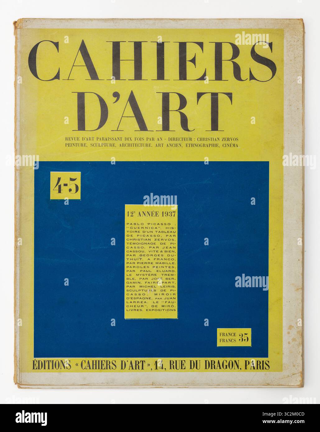 Copertina di un'edizione del 1937 della rivista d'arte francese Cahiers D'Art che include una caratteristica del Guernica recentemente dipinto di Picasso Foto Stock Copertina di un'edizione del 1937 della rivista d'arte francese Cahiers D'Art che include una caratteristica del Guernica recentemente dipinto di Picasso Foto Stock