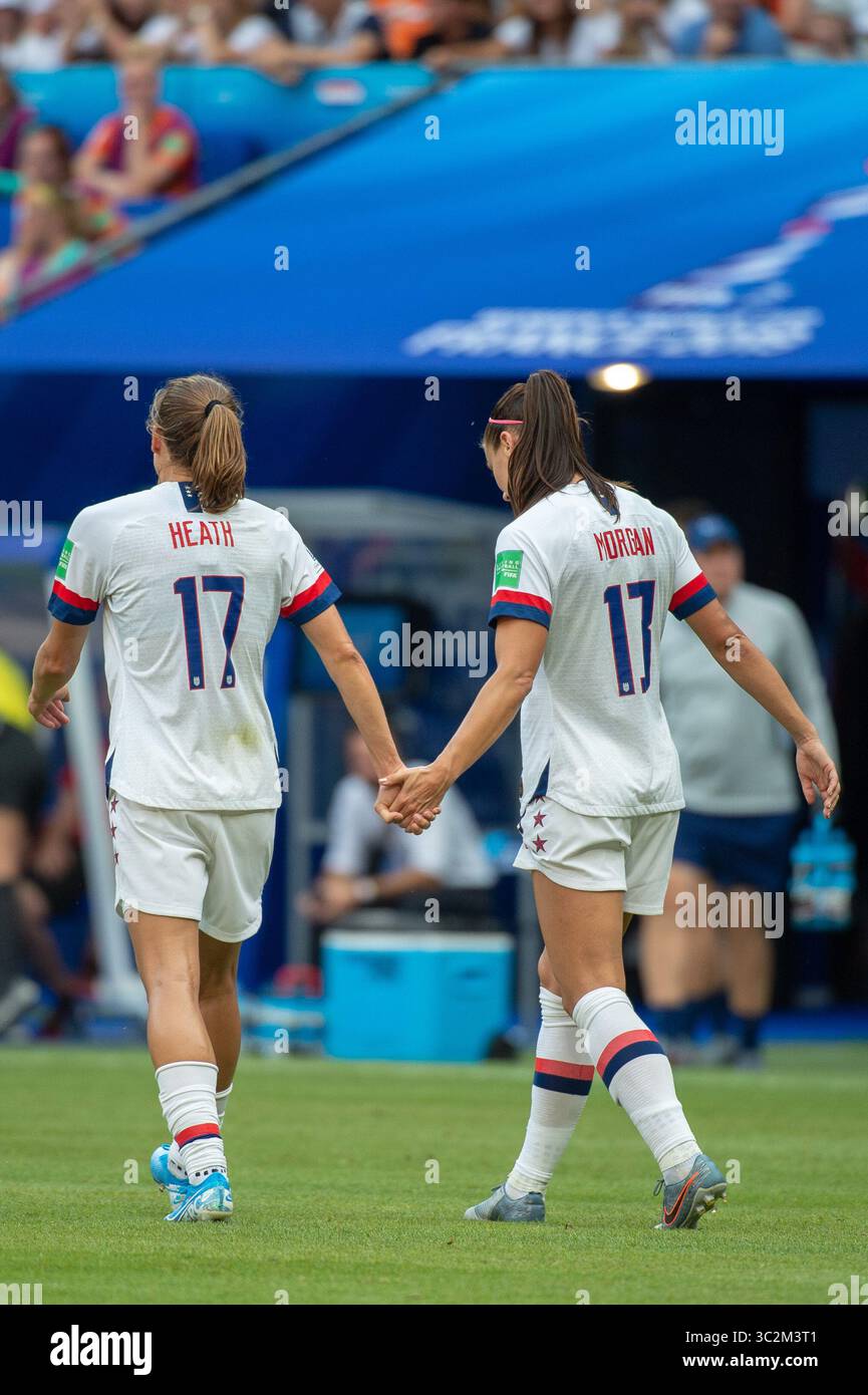 7 luglio 2019 - Lione, Francia - l'attaccante degli Stati Uniti TOBIN HEATH #17 e u1attaccante degli Stati Uniti ALEX MORGAN #13 si tengono per mano per celebrare il secondo gol della partita durante la finale della Coppa del mondo femminile allo Stadio Olimpico di Lione, in Francia. Stati Uniti sconfigge Paesi Bassi 2-0 (immagine di credito: © Mark Smith/ZUMA Wire) Foto Stock