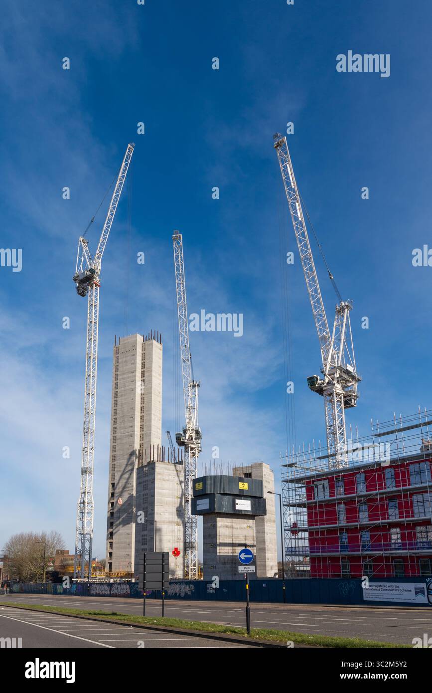Numerose gru coinvolte nella costruzione di nuovi e alti appartamenti a Bordesley, vicino al centro di Birmingham Foto Stock