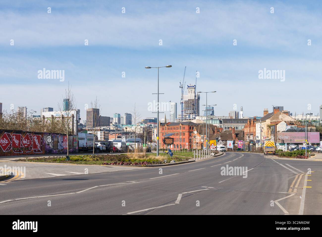 Lo skyline del centro di Birmingham è visibile da Digbeth Foto Stock
