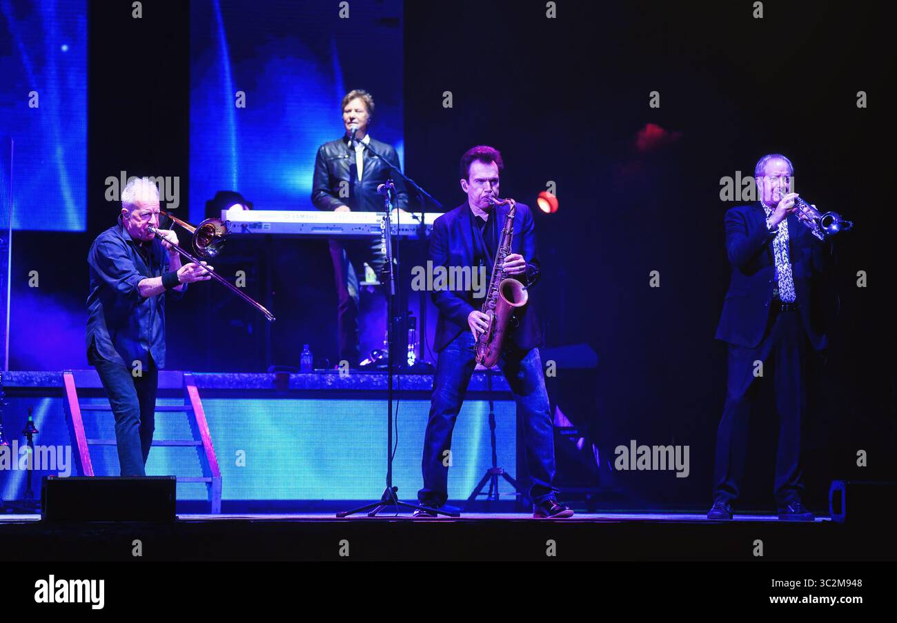 Giugno 15, 2019 - Hamilton, sul, U.S. - 15 Giugno 2019 - Hamilton, Ontario, Canada. James Pankow, Robert Lamm, Ray Herrmann e Lee Loughnane della mitica band Chicago esibirsi in concerto al centro FirstOntario. Photo credit: Brent Perniac/AdMedia (credito Immagine: © Brent Perniac/AdMedia via ZUMA filo) Foto Stock