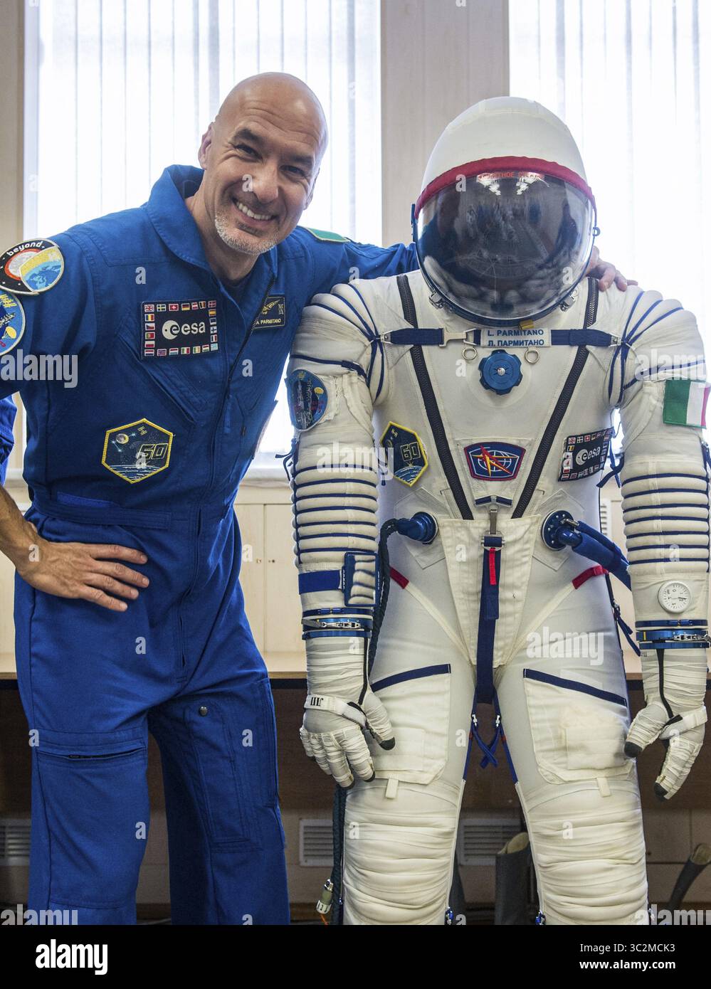 5 luglio 2019 - Baikonur, Kazakistan - International Space Station Expedition 60 il primo membro dell'equipaggio Luca Parmitano dell'Agenzia spaziale europea posa con la sua tuta di lancio e ingresso Sokol al Cosmodromo di Baikonur il 5 luglio 2019 a Baikonur, Kazakistan. Morgan, Skvotsov e Parmitano dovrebbero lanciare il 20 luglio sulla navicella Sojuz MS-13 verso la stazione spaziale Internazionale. (Immagine di credito: © Andrey Shelepin via ZUMA Wire) Foto Stock