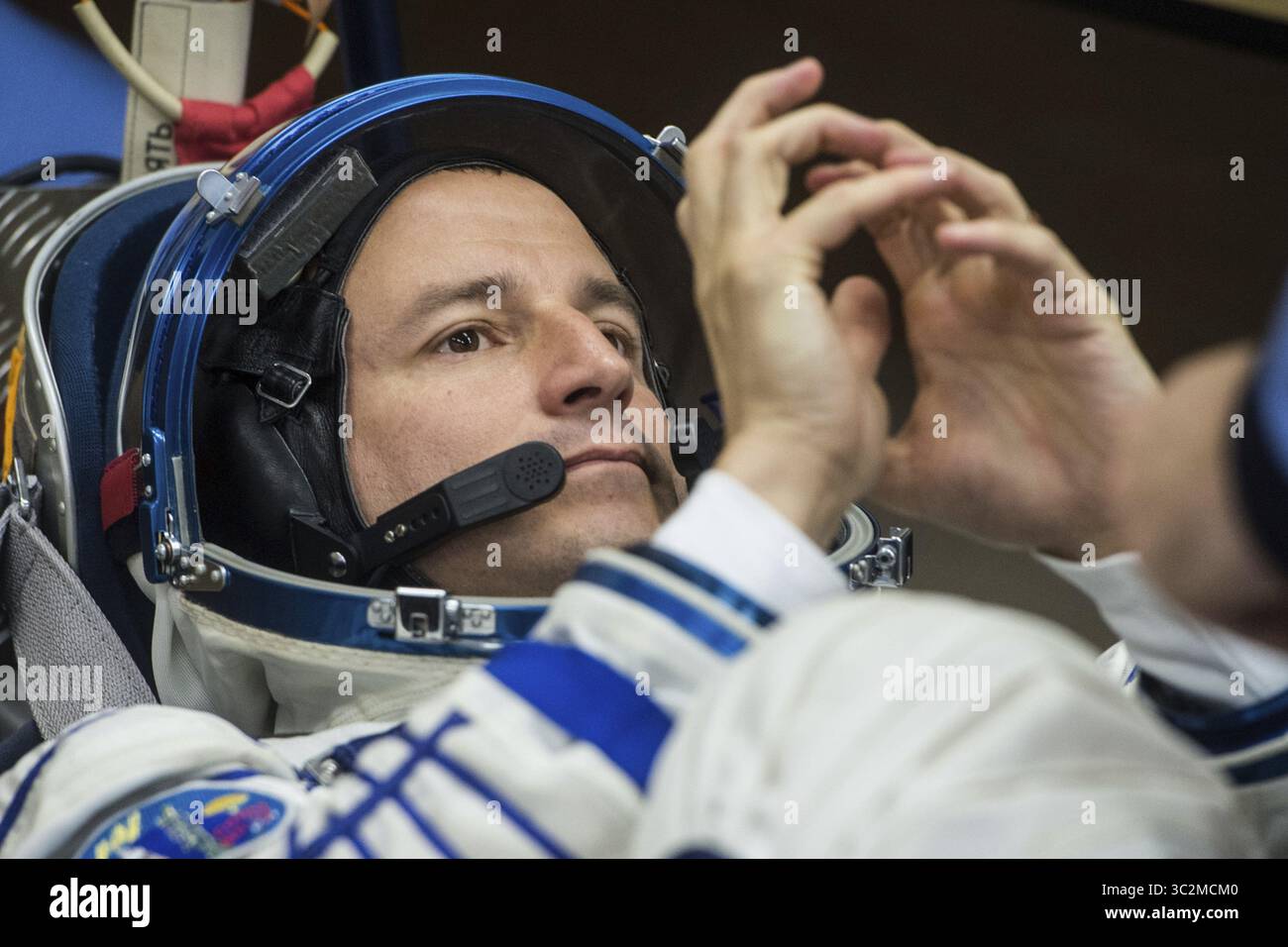 5 luglio 2019 - Baikonur, Kazakistan - International Space Station Expedition 60, il primo membro dell'equipaggio Drew Morgan della NASA, viene sottoposto a un controllo Sokol per il lancio e l'ingresso al cosmodromo di Baikonur, 5 luglio 2019, a Baikonur, Kazakistan. Morgan, Skvotsov e Parmitano dovrebbero lanciare il 20 luglio sulla navicella Sojuz MS-13 verso la stazione spaziale Internazionale. (Immagine di credito: © Andrey Shelepin via ZUMA Wire) Foto Stock