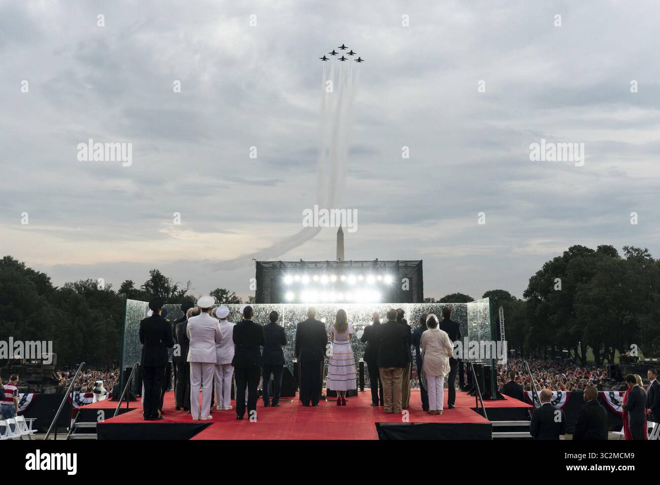 4 luglio 2019 - Washington, DC, Stati Uniti d'America - il presidente degli Stati Uniti Donald Trump, affiancato dalla First Lady Melania Trump e altri, assiste a un volo aereo all'evento salute to America al Lincoln Memorial 4 luglio 2019 a Washington, D.C. (Credit Image: © Andrea Hanks via ZUMA Wire) Foto Stock