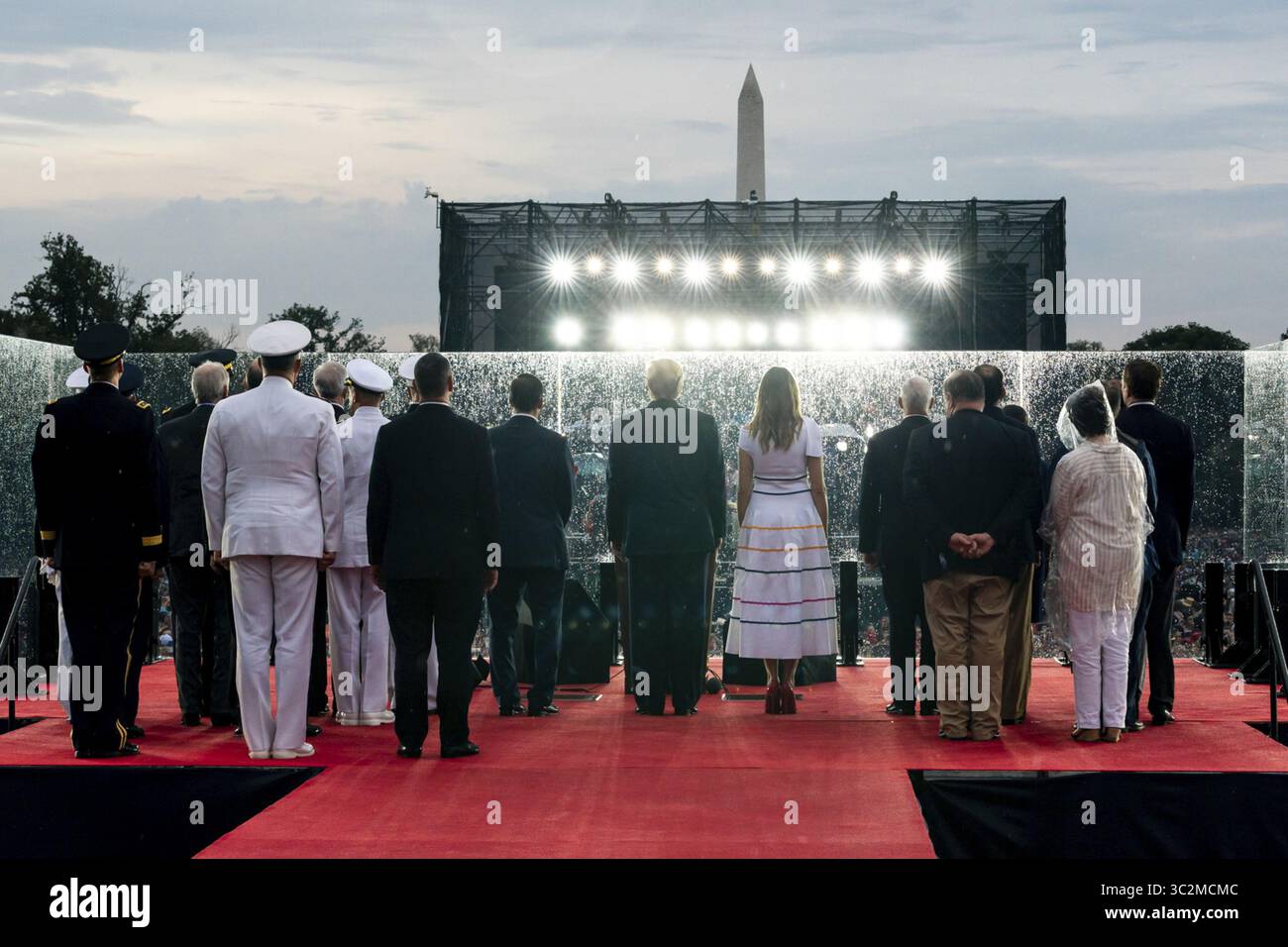 4 luglio 2019 - Washington, DC, Stati Uniti d'America - il presidente degli Stati Uniti Donald Trump, affiancato dalla First Lady Melania Trump e altri, assiste a un volo aereo all'evento salute to America al Lincoln Memorial 4 luglio 2019 a Washington, D.C. (Credit Image: © Andrea Hanks via ZUMA Wire) Foto Stock