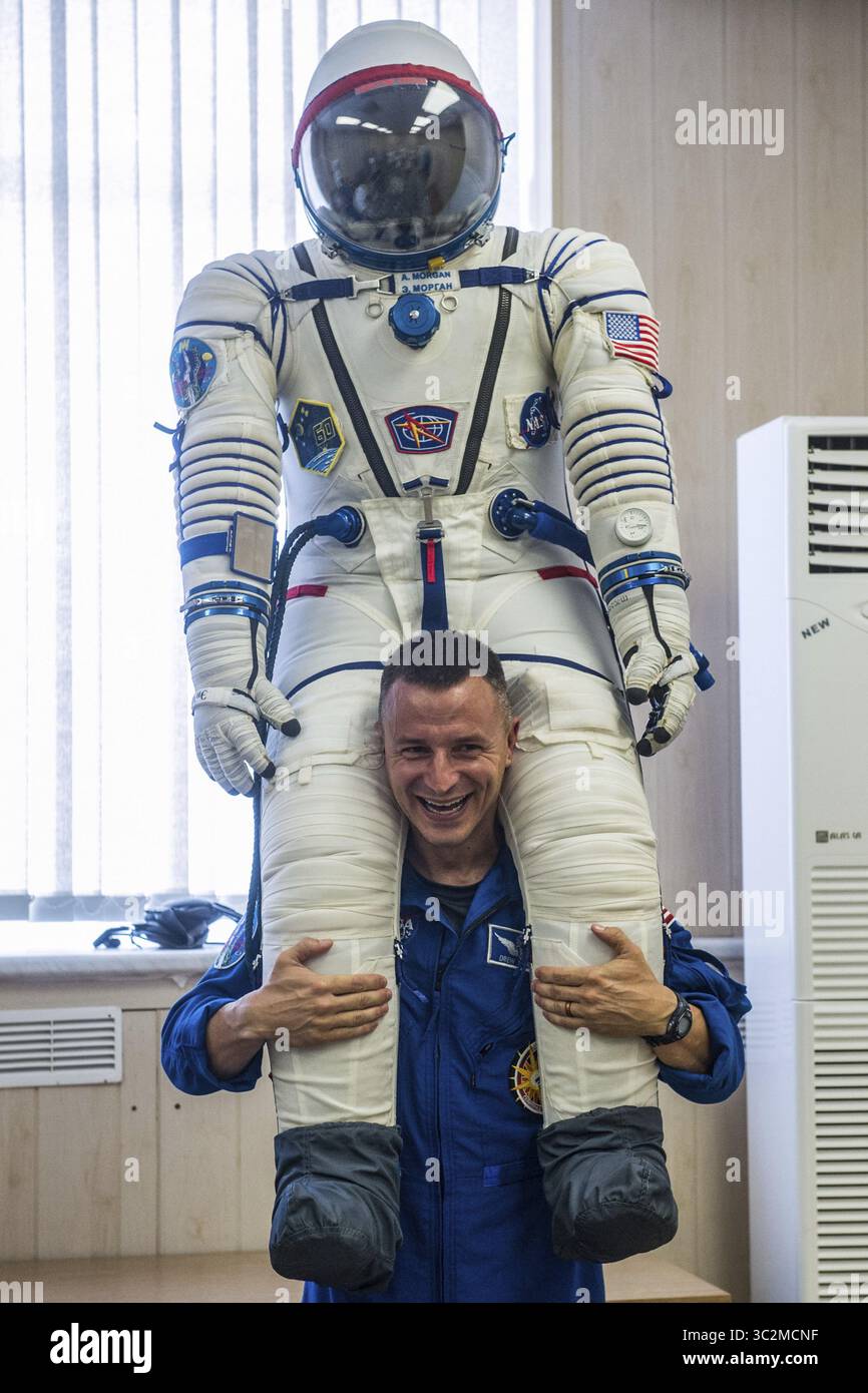 5 luglio 2019 - Baikonur, Kazakistan - International Space Station Expedition 60, il primo membro dell'equipaggio Drew Morgan della NASA posa con il suo Sokol Launch e la tuta di ingresso al cosmodromo di Baikonur il 5 luglio 2019 a Baikonur, Kazakistan. Morgan, Skvotsov e Parmitano dovrebbero lanciare il 20 luglio sulla navicella Sojuz MS-13 verso la stazione spaziale Internazionale. (Immagine di credito: © Andrey Shelepin via ZUMA Wire) Foto Stock