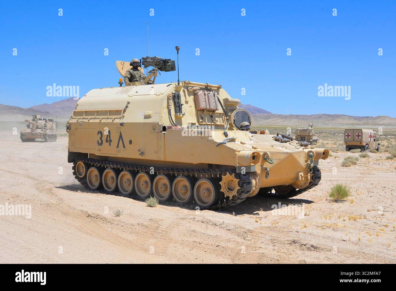 4 luglio 2019 - Fort Irwin, California, USA - I veicoli di artiglieria da campo della 30th Armored Brigade Combat Team della Guardia Nazionale della Carolina del Nord si spostano in posizione sulla linea di tiro al National Training Center (NTC), Fort Irwin, California, 4 luglio 2019. I soldati ABCT si schierarono per l'operazione Hickory Sting all'NTC per il miglior addestramento al combattimento disponibile nell'esercito degli Stati Uniti preparandoli per il dispiegamento oltremare più tardi questo autunno. (Immagine di credito: © U.S. Army/ZUMA Wire/ZUMAPRESS.com) Foto Stock