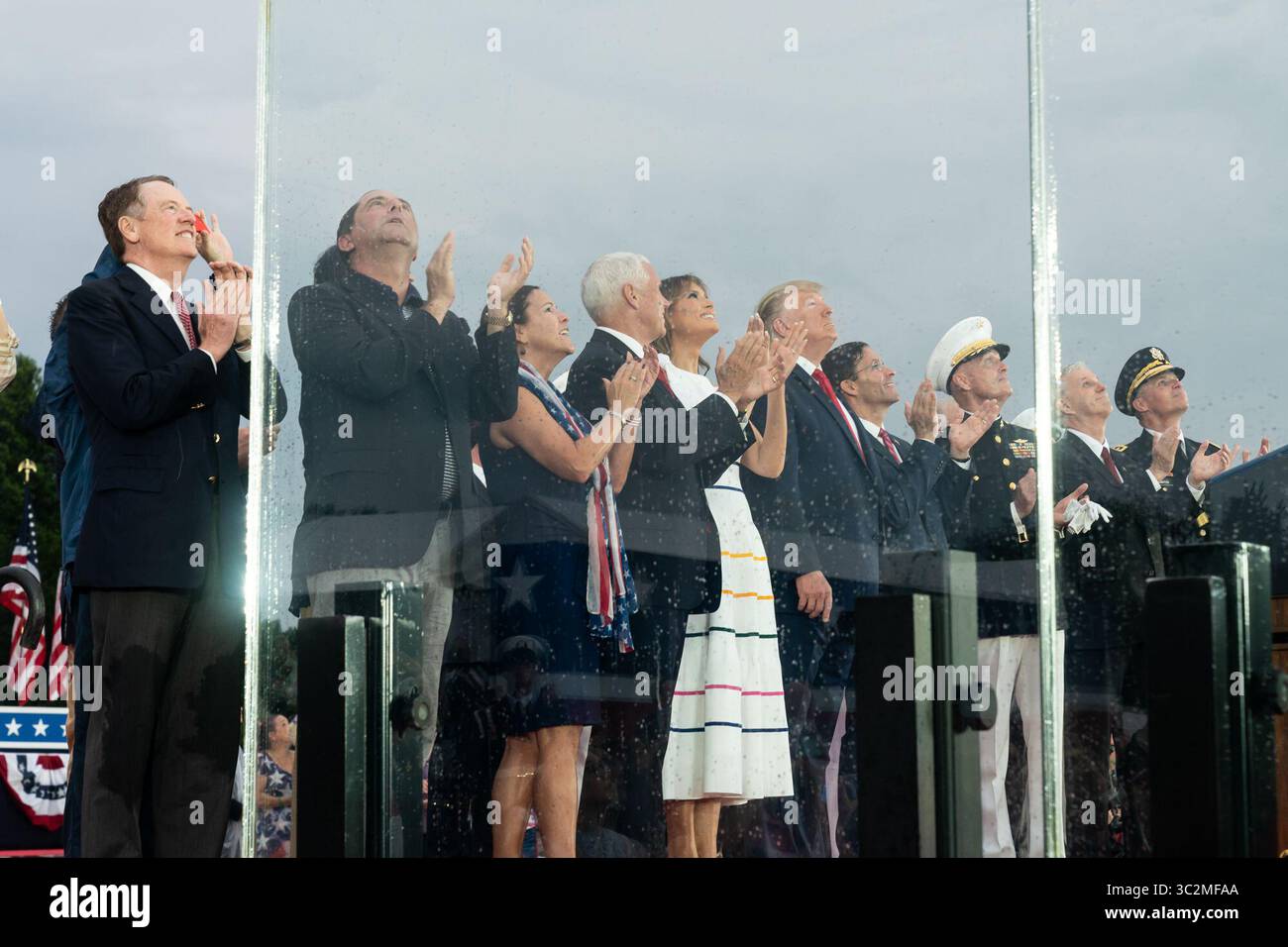 4 luglio 2019 - Washington, DC, Stati Uniti d'America - il presidente degli Stati Uniti Donald Trump, affiancato dalla First Lady Melania Trump e dal Vice Presidente Mike Pence, assiste a un volo aereo all'evento salute to America al Lincoln Memorial, il 4 luglio 2019 a Washington D.C. (immagine di credito: © D. Myles Cullen via ZUMA Wire) Foto Stock