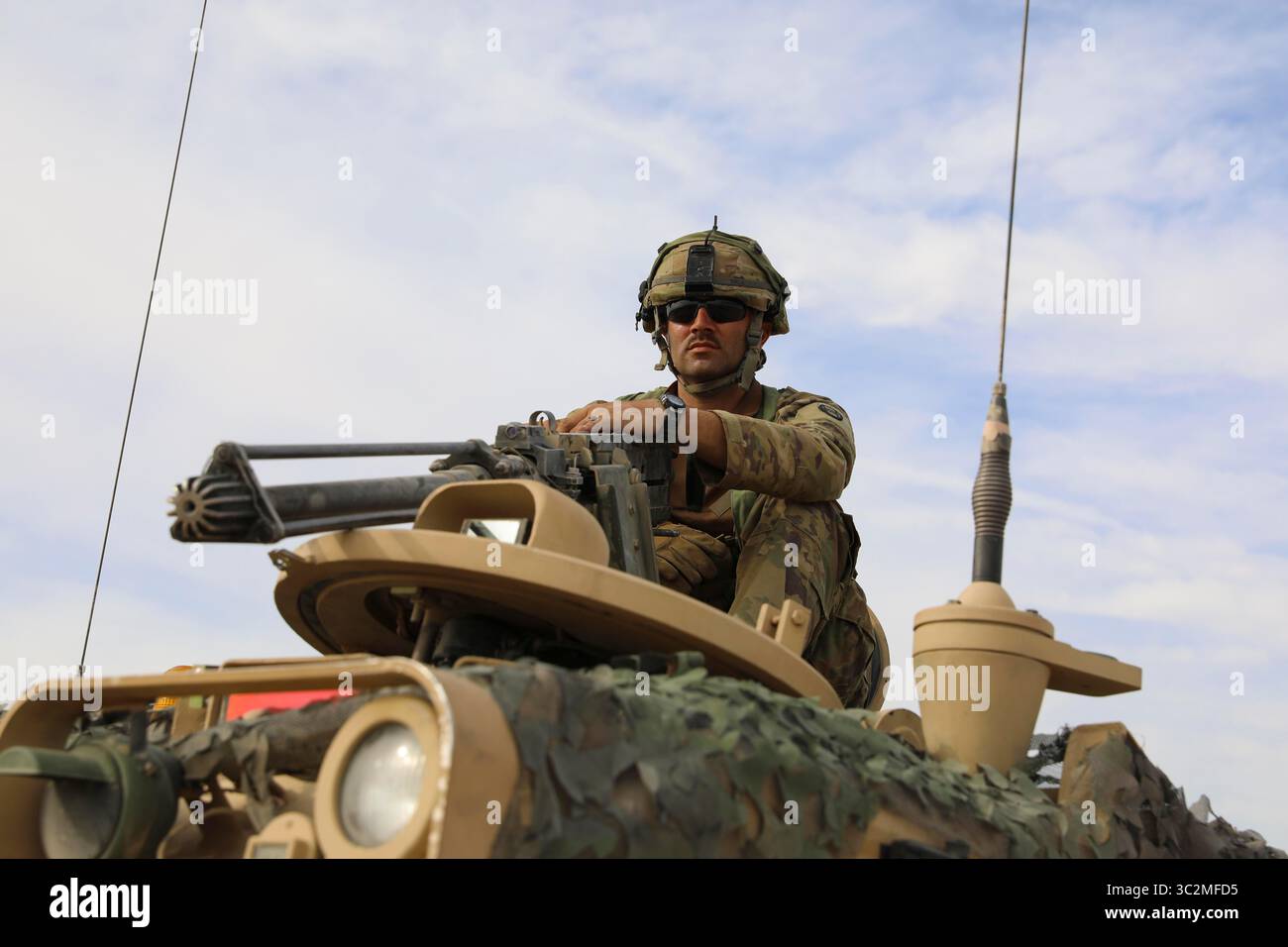 7 luglio 2019 - ft. Irwin, Alabama, USA - SPC. Kevin Hale del 1st Squadron, 150th Cavalry Regiment, 30th Armored Brigade Combat Team, West Virginia National Guard assegnato al 30th Armored Brigade Combat Team fornisce la sicurezza m2 .50 Caliber Machine Gun durante l'operazione Hickory Sting a Fort Irwin, California, 7 luglio 2019. L'operazione Hickory Sting è una rotazione d'azione decisiva focalizzata sulla manovra combinata di armi e sul tiro collettivo presso il National Training Center di Fort Irwin, California, al fine di convalidare le capacità del 30th nell'ambiente di addestramento e fornire un globale Foto Stock