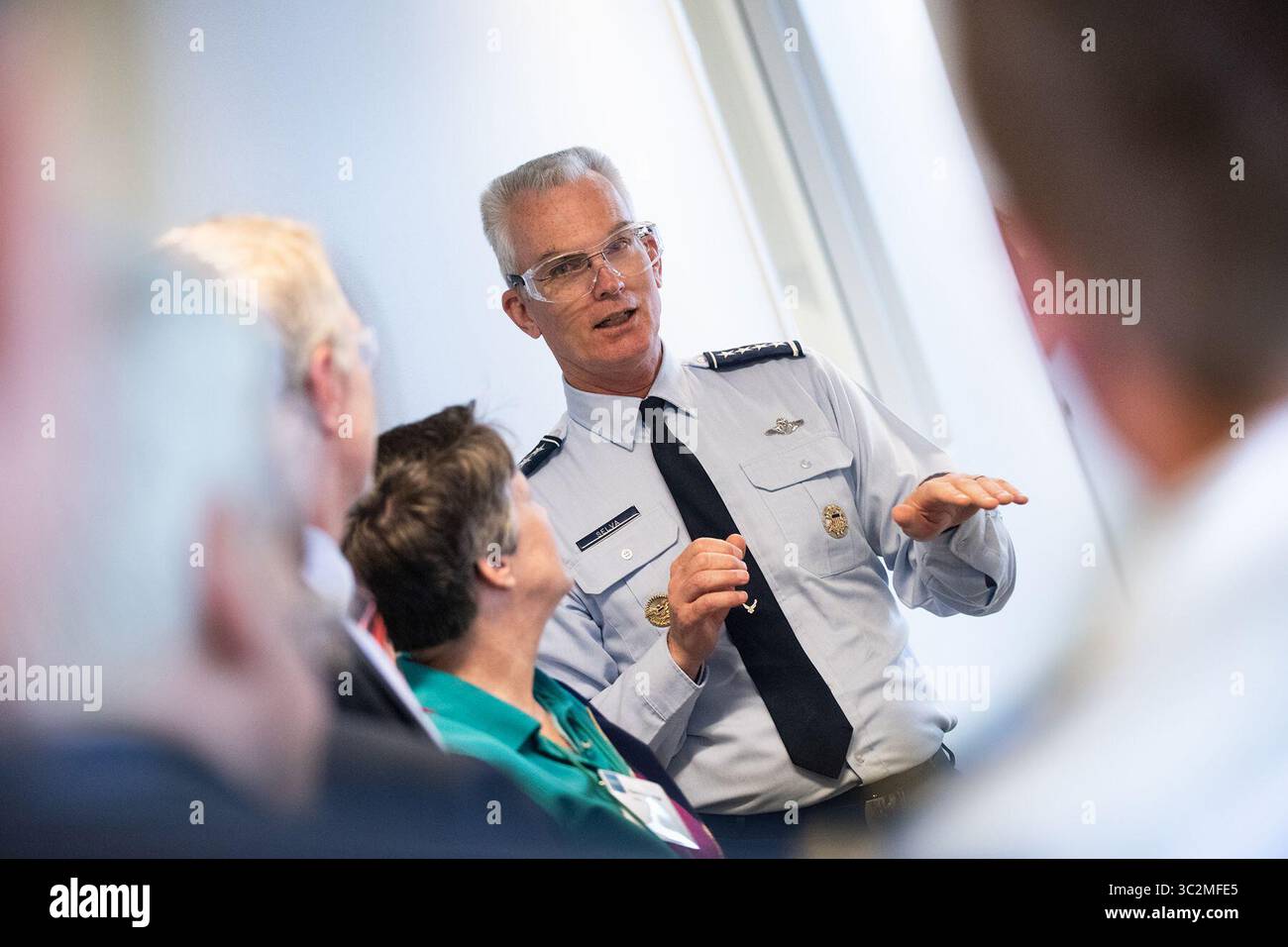 8 luglio 2019 - Golden, Colorado, USA - il generale dell'Air Force Paul J. Selva, vice presidente del Joint Chiefs of staff, commenta mentre visitava il Process Development and Integration Laboratory mentre visitava il National Renewable Energy Laboratory (NREL) a Golden, Colorado, l'8 luglio 2019. NREL facilita la ricerca, lo sviluppo, la commercializzazione e la diffusione di tecnologie per l'energia rinnovabile e l'efficienza energetica. (Immagine di credito: © DoD/ZUMA Wire/ZUMAPRESS.com) Foto Stock