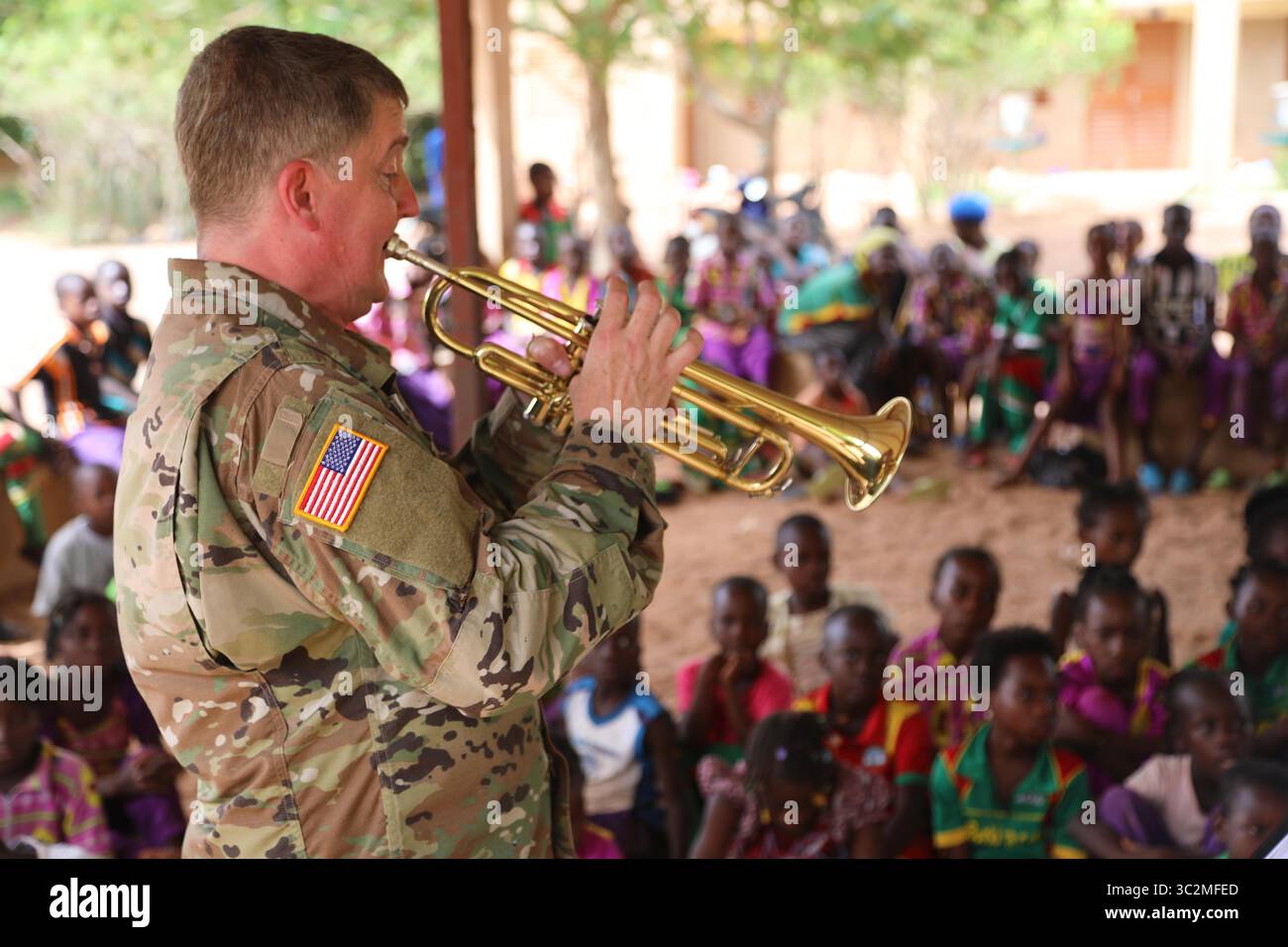 8 luglio 2019 - Ouagadougou, Burkina Faso - il sergente di prima classe Fred Marcellus della 257a banda della Guardia Nazionale Distretto di Columbia si esibisce per bambini in un orfanotrofio locale a Ouagadougou, Burkina Faso, 2 luglio. Il programma di partenariato dello Stato della Guardia Nazionale è un modo per costruire l'interoperabilità attraverso lo scambio culturale e la formazione con i paesi partner di tutto il mondo. (Immagine di credito: © U.S. Army/ZUMA Wire/ZUMAPRESS.com) Foto Stock