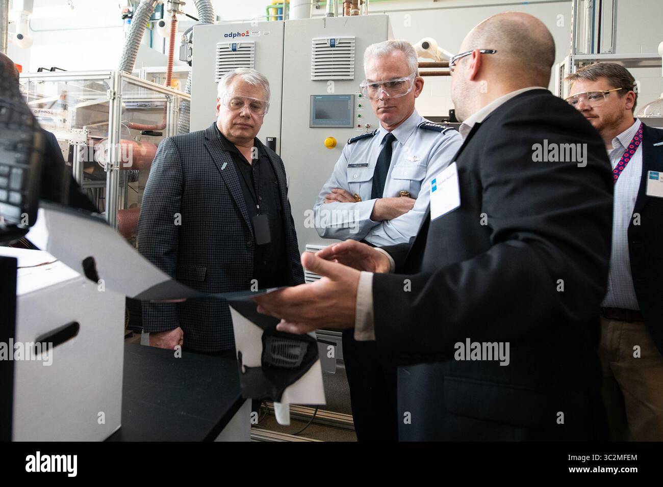 8 luglio 2019 - Golden, Colorado, USA - il generale dell'Air Force Paul J. Selva, vicepresidente del Joint Chiefs of staff, visita i laboratori Hydrogen and Fuel Cells durante una visita al National Renewable Energy Laboratory (NREL) di Golden, Colorado, l'8 luglio 2019. NREL facilita la ricerca, lo sviluppo, la commercializzazione e la diffusione di tecnologie per l'energia rinnovabile e l'efficienza energetica. (Immagine di credito: © DoD/ZUMA Wire/ZUMAPRESS.com) Foto Stock