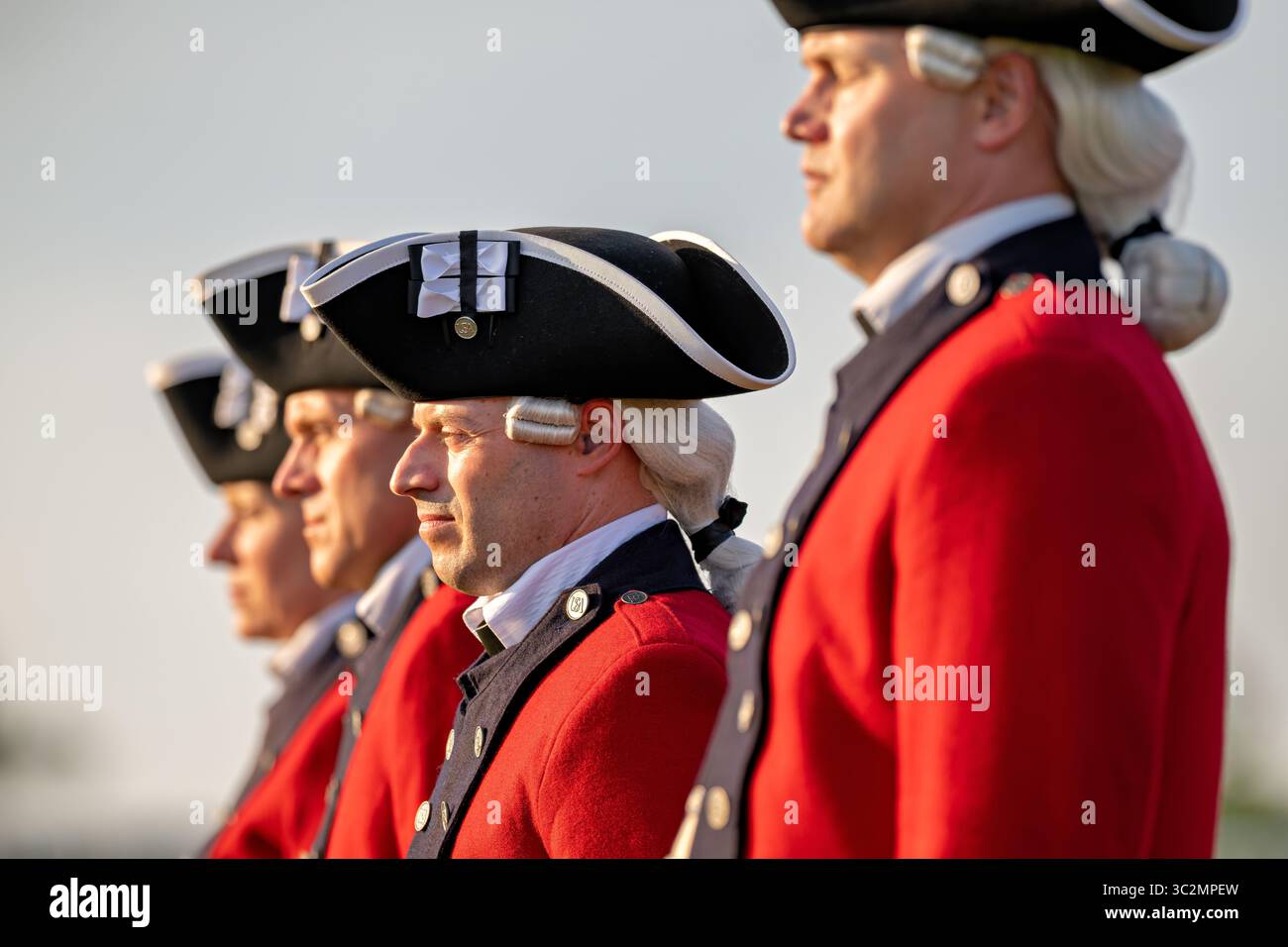 US Army Old Guard Fife and Drum Corps Performance Arlington Virginia // ARLINGTON, Virginia - il US Army Old Guard Fife and Drum Corps, l'unità cerimoniale ufficiale dell'esercito e il più antico corpo attivo fife e drum Corps (fondato nel 1960), si esibisce in uniformi in stile XVIII secolo presso lo US Army Twilight Tattoo a Summerall Field. Questo concorso militare, con musica e dimostrazioni cerimoniali, si tiene durante i mesi estivi presso la Joint base Myer-Henderson Hall. La base funge da quartier generale del distretto militare di Washington e si trova dall'altra parte del fiume Potomac da Washington DC, adiacente ad Arli Foto Stock