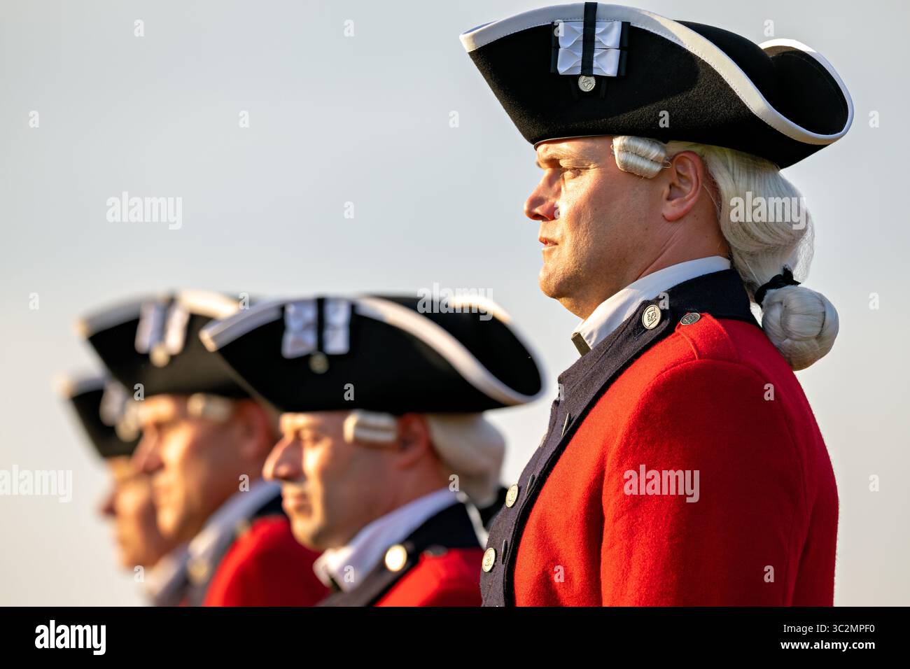 US Army Old Guard Fife and Drum Corps Performance Arlington Virginia // ARLINGTON, Virginia - i membri dell'United States Army Old Guard Fife e Drum Corps si esibiscono presso lo US Army Twilight Tattoo a Summerall Field. Il corpo d'armata è l'unità cerimoniale ufficiale dell'esercito e il più antico corpo d'armata attivo delle forze armate, istituito nel 1960. Il Twilight Tattoo è un concorso militare con musica, marcia e dimostrazioni che si tengono durante l'estate. Si svolge presso la Joint base Myer-Henderson Hall, quartier generale del distretto militare di Washington e sede del 3rd U.S. Infantry Regiment ( Foto Stock