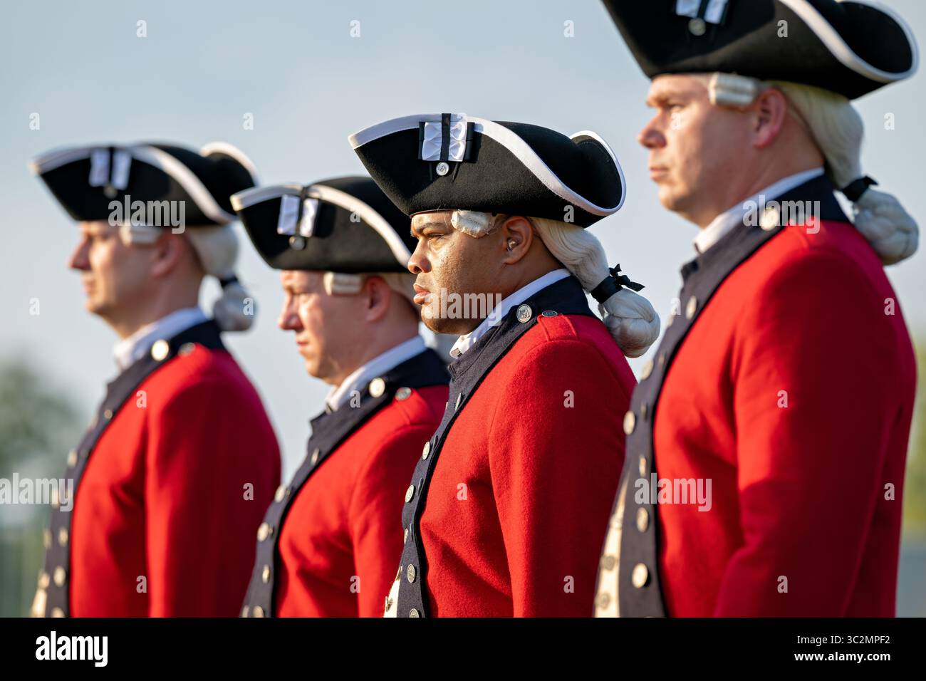 US Army Old Guard Fife and Drum Corps Performance Arlington Virginia // ARLINGTON, Virginia - il US Army Old Guard Fife and Drum Corps, istituito nel 1960 come il cerimoniale ufficiale dell'esercito e il più antico corpo attivo attivo di fife e drum Corps, si esibisce presso lo US Army Twilight Tattoo. Questo concorso militare di musica e dimostrazioni si svolge presso la Joint base Myer-Henderson Hall. La base, quartier generale del distretto militare di Washington, si trova dall'altra parte del Potomac rispetto a Washington DC. Foto Stock