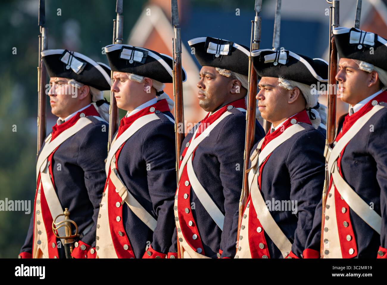 Commander in Chief's Guard Historical Uniforms Twilight Tattoo Arlington va // ARLINGTON, Virginia - il Commander-in-Chief's Guard si esibisce in autentiche uniformi militari del XVIII secolo durante il Twilight Tattoo dell'esercito americano a Summerall Field sulla Joint base Myer-Henderson Hall. Questa unità cerimoniale ritrae i soldati dell'Esercito continentale della Guerra di indipendenza americana. Il Twilight Tattoo è un concorso militare che mostra le tradizioni dell'esercito. La Joint base Myer-Henderson Hall, sede delle unità cerimoniali dell'esercito americano, è adiacente al cimitero nazionale di Arlington; Summerall Field ospita prestigiose cerimonie Foto Stock