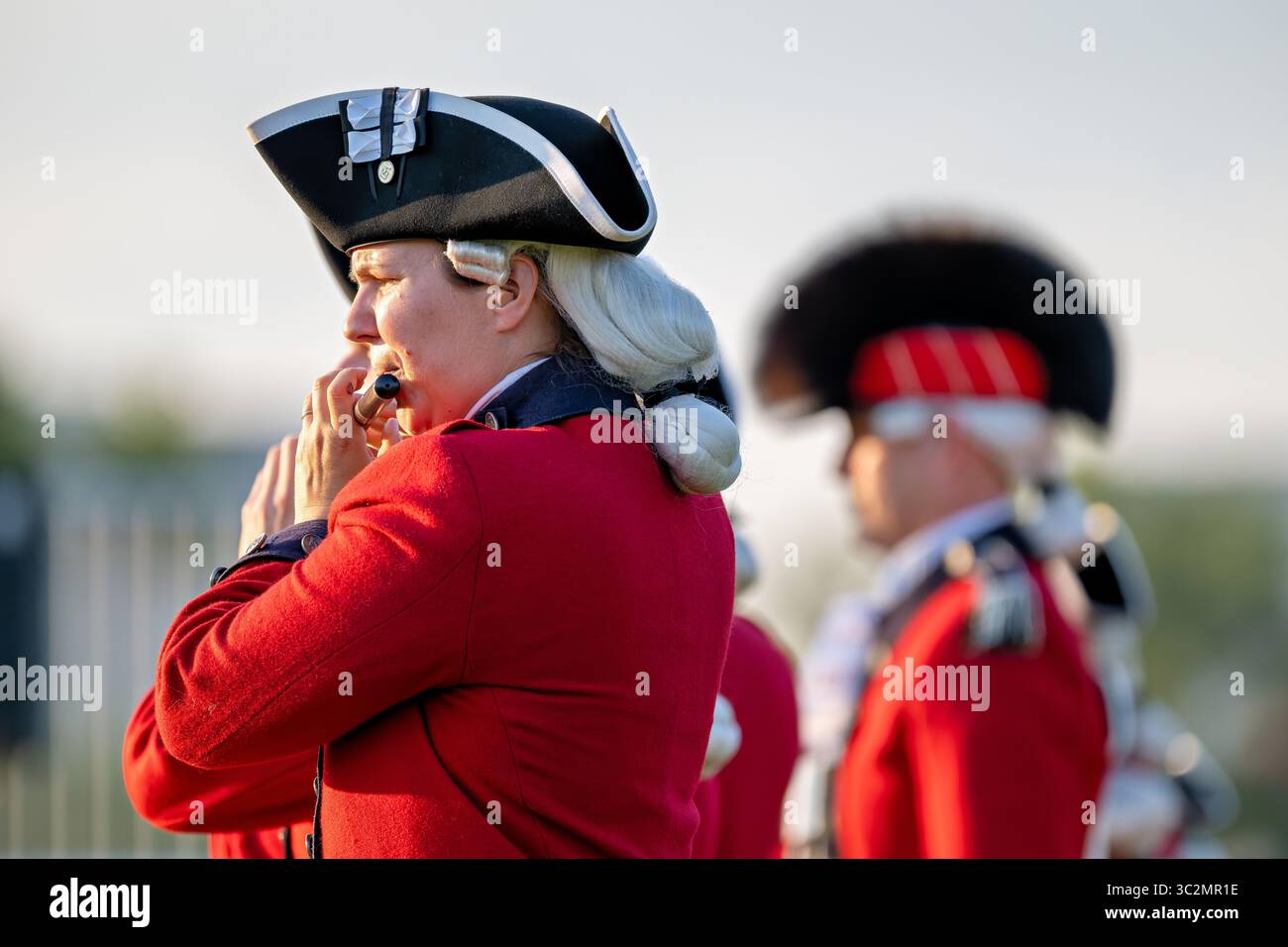 US Army Old Guard Fife and Drum Corps Performance Arlington Virginia // ARLINGTON, Virginia - i giocatori Fife della Old Guard Fife e Drum Corps dell'esercito degli Stati Uniti si esibiscono durante il Twilight Tattoo dell'esercito degli Stati Uniti a Summerall Field sulla Joint base Myer-Henderson Hall. L'Old Guard Fife and Drum Corps, che risale al 1960, è l'unità cerimoniale ufficiale dell'esercito e il più antico corpo attivo di fife e tamburo delle forze Armate. Il Twilight Tattoo è un concorso militare con musica, marcia e dimostrazioni cerimoniali che mostrano le tradizioni e la storia dell'esercito. Base congiunta Myer-Henderson Hal Foto Stock