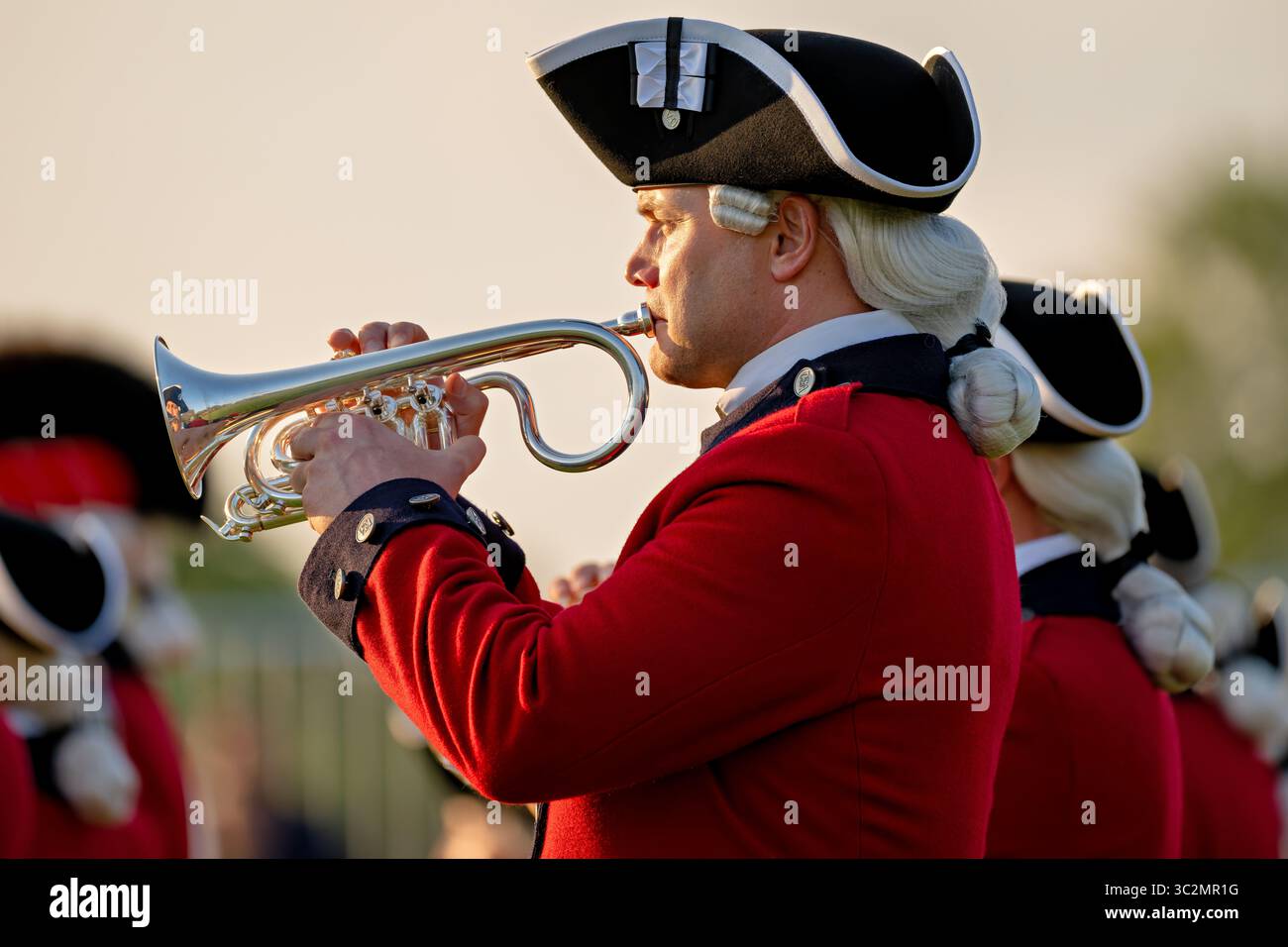 Il musicista della Old Guard Fife and Drum Corps dell'esercito AMERICANO suona Valved Bugle Arlington Virginia // ARLINGTON, Virginia — Un musicista della Old Guard Fife e Drum Corps dell'esercito americano suona un bugle valvo durante lo US Army Twilight Tattoo. Questo strumento in ottone, distinto dalle tradizionali trombe, è dotato di valvole a pistone standard e di una particolare forma curva. L'Old Guard Fife and Drum Corps mette in mostra le tradizioni musicali militari in occasione di eventi cerimoniali come il Twilight Tattoo, tenutosi a Summerall Field. La Joint base Myer-Henderson Hall ad Arlington, Virginia, serve come quartier generale della Old Guard, dell'esercito Foto Stock