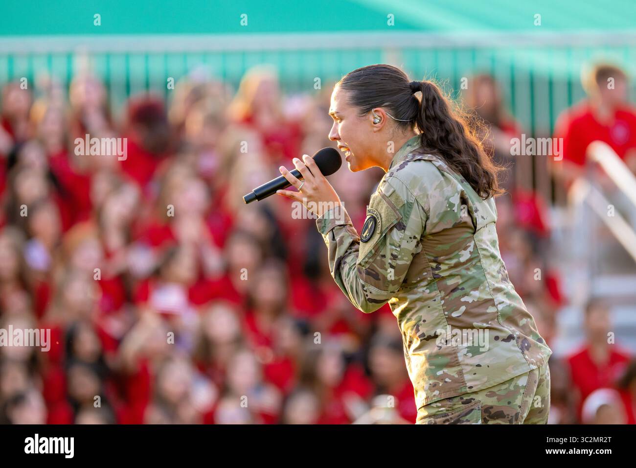 US Army Band Downrange Singer si esibisce all'Army Twilight Tattoo Arlington Virginia // ARLINGTON, Virginia — Un cantante della U.S. Army Band Downrange si esibisce al U.S. Army Twilight Tattoo a Summerall Field presso Joint base Myer-Henderson Hall. Downrange supporta i membri degli Armed Services con la musica popolare, mantenendo un repertorio contemporaneo che include rock, pop, country, R&B e arrangiamenti patriottici. Lo U.S. Army Twilight Tattoo è una cerimonia militare con musica e sfarzo che si svolge presso lo storico campo da parata. Base congiunta Myer-Henderson Hall, situata accanto ad Arlington Foto Stock