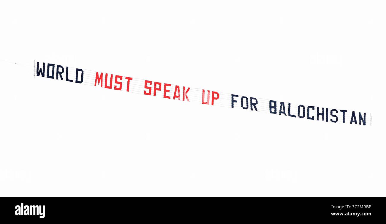 BIRMINGHAM, INGHILTERRA. 11 LUGLIO 2019: Un cartello è stato esposto da un aereo sopra terra con la scritta World Must Speak Up for Balochistan durante la partita in semifinale tra Australia e Inghilterra, ICC Cricket World Cup, a Edgbaston, Birmingham, Inghilterra. (Credit Image: &Copy; ESPA Photo Agency/CSM via ZUMA Wire) Foto Stock