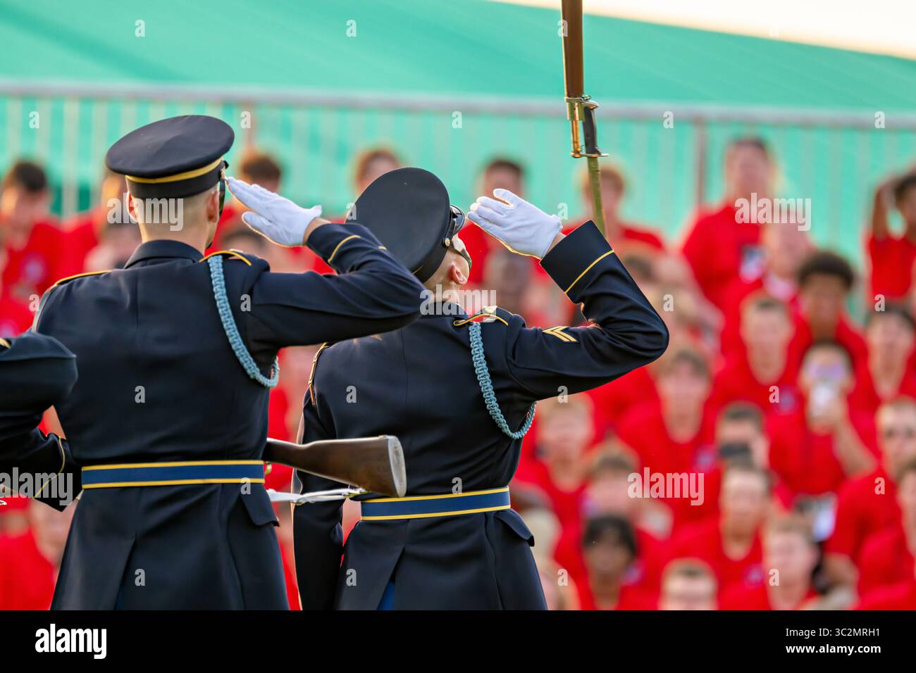 US Army Drill Team Precision Drill Performance Arlington va // ARLINGTON, Virginia - lo U.S. Army Drill Team esegue routine di perforazione di precisione con 1903 fucili Springfield con punta a baionetta durante lo U.S. Army Twilight Tattoo a Summerall Field sulla Joint base Myer-Henderson Hall. Questo plotone d'élite di precisione fa parte del 3rd U.S. Infantry Regiment (The Old Guard), che funge da ambasciatori di buona volontà e mostra precisione e disciplina dell'esercito. I soldati vengono selezionati dopo rigorose valutazioni e pratiche, sottolineando il peso militare, la forza e la destrezza. Il Twilight Tattoo è tenuto annu Foto Stock