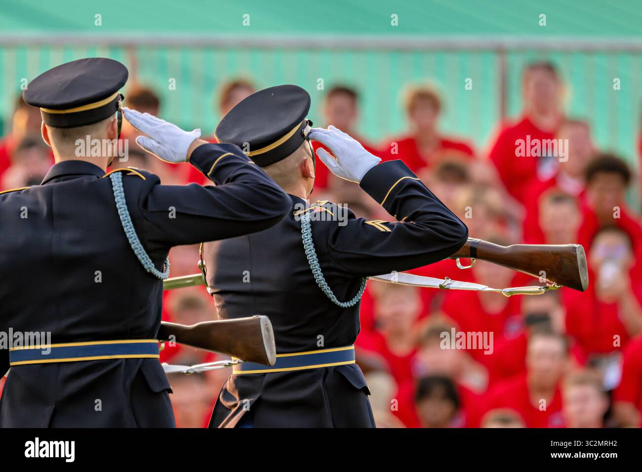 US Army Drill Team Performance Joint base Myer Henderson Hall Arlington va // ARLINGTON, Virginia - i soldati della U.S. Army Drill Team salutano durante una routine di perforazione di precisione con 1903 fucili Springfield a baionetta presso lo U.S. Army Twilight Tattoo. Questa cerimonia militare annuale si tiene a Summerall Field nella Joint base Myer-Henderson Hall. Il plotone di precisione d'élite, parte del 3rd U.S. Infantry Regiment (The Old Guard), mette in mostra precisione e disciplina dell'esercito come ambasciatori di buona volontà per oltre 60 anni. Il Twilight Tattoo, che si tiene ogni anno da maggio a luglio, coinvolge 12-16 soldati Foto Stock