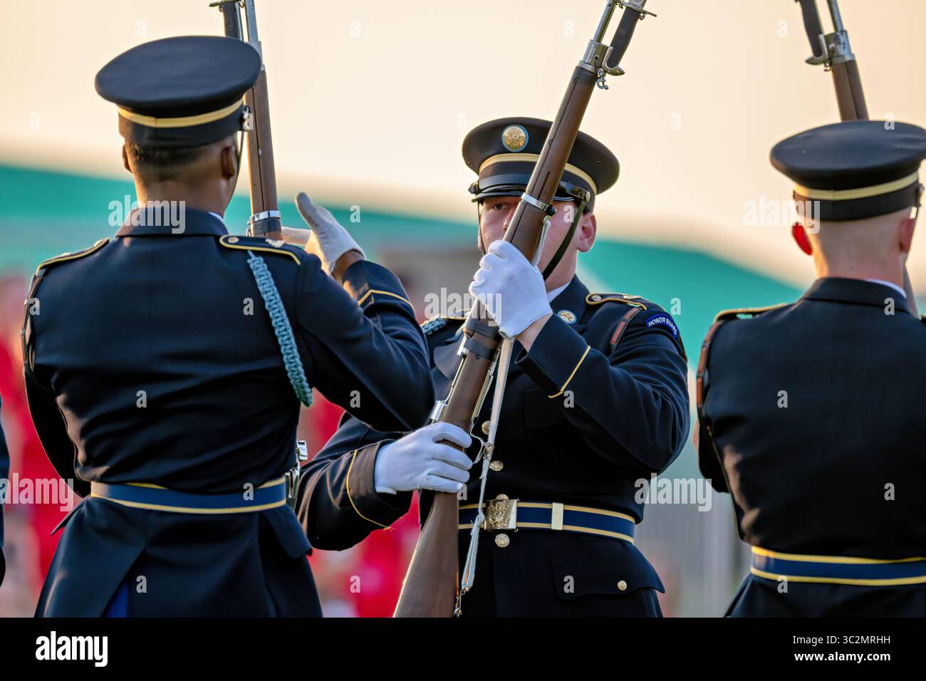 US Army Drill Team Performance Twilight Tattoo Joint base Myer Henderson Hall Arlington // ARLINGTON, Virginia - Un soldato della squadra di perforazione dell'esercito americano esegue trapani di precisione con un fucile Springfield 1903 a punta a baionetta durante il Twilight Tattoo dell'esercito americano a Summerall Field sulla base congiunta Myer-Henderson Hall. Questo plotone d'élite di precisione fa parte del 3rd U.S. Infantry Regiment (The Old Guard), che funge da ambasciatori di buona volontà per l'esercito. Il Twilight Tattoo si tiene ogni anno da maggio a luglio, con la squadra di perforazione insieme ad altre unità militari cerimoniali. Per oltre 60 anni, gli Stati Uniti Foto Stock