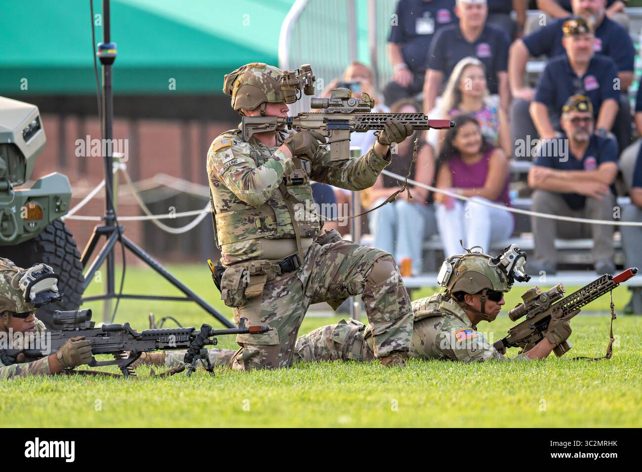 3d Infantry Regiment Soldiers Mock Battle Twilight Tattoo Arlington Virginia // ARLINGTON, Virginia - i soldati del 3d U.S. Infantry Regiment, noto come Old Guard, eseguono una finta dimostrazione di battaglia con munizioni vuote durante lo U.S. Army Twilight Tattoo a Summerall Field. La Vecchia Guardia, l'unità cerimoniale ufficiale dell'esercito e scorta al presidente, mette in mostra moderne attrezzature militari. Il Twilight Tattoo è un concorso militare che propone musica, marcia e dimostrazioni delle tradizioni dell'esercito nella Joint base Myer-Henderson Hall, adiacente al cimitero nazionale di Arlington. Foto Stock
