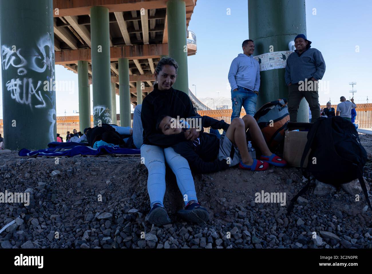 Quasi 600 migranti venezuelani sono bloccati a Ciudad Juárez, Chihuahua dopo essere stati espulsi dagli Stati Uniti con il titolo 42, i migranti si rifugiano sotto il ponte internazionale perché i rifugi sono alla loro massima capacità, ogni giorno più venezuelani vengono espulsi dagli Stati Uniti lungo questo confine. Foto Stock