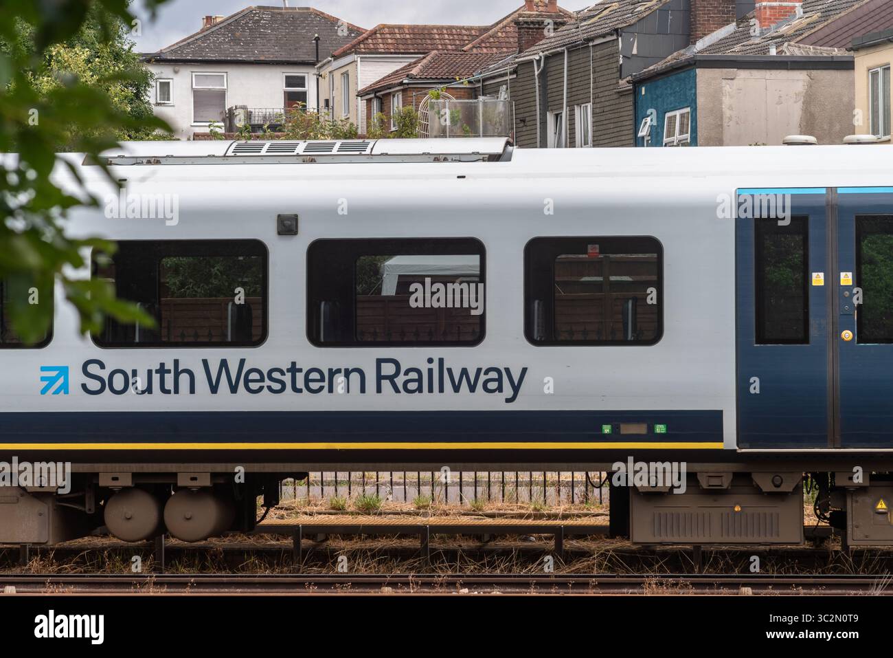 Luglio 2025. Southampton, Regno Unito. Un treno vuoto della South Western Railway è in piedi su un binario di riserva durante una giornata calda d'estate Foto Stock
