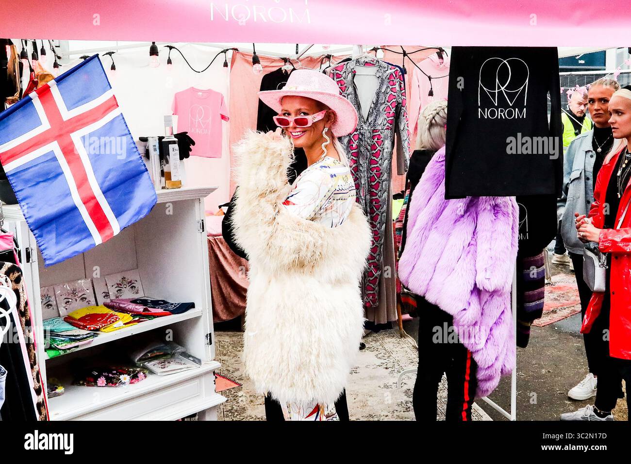 Giugno 23, 2019 - Reykjavâ€™k, Islanda - islandese di appassionati di musica di godersi il festival durante il quinto segreto Solstice Festival in Laugadalur, Reykjavâ€™k, Islanda detenute da giugno 21-23, 2019...segreto Solstice, situato appena al di fuori di Reykjavik, Islanda, coerentemente vanta una lineup che è così diversificato e distintivo come il festival nei dintorni. Presentazione di alcuni dei più grandi del mondo di artisti contemporanei, amati musicisti di culto nonché fresco talento locale la festa continua per tutta la notte con un piccolo aiuto da parte del sole di mezzanotte che è quasi sempre presente per tutta l'estate equinox. Foto Stock