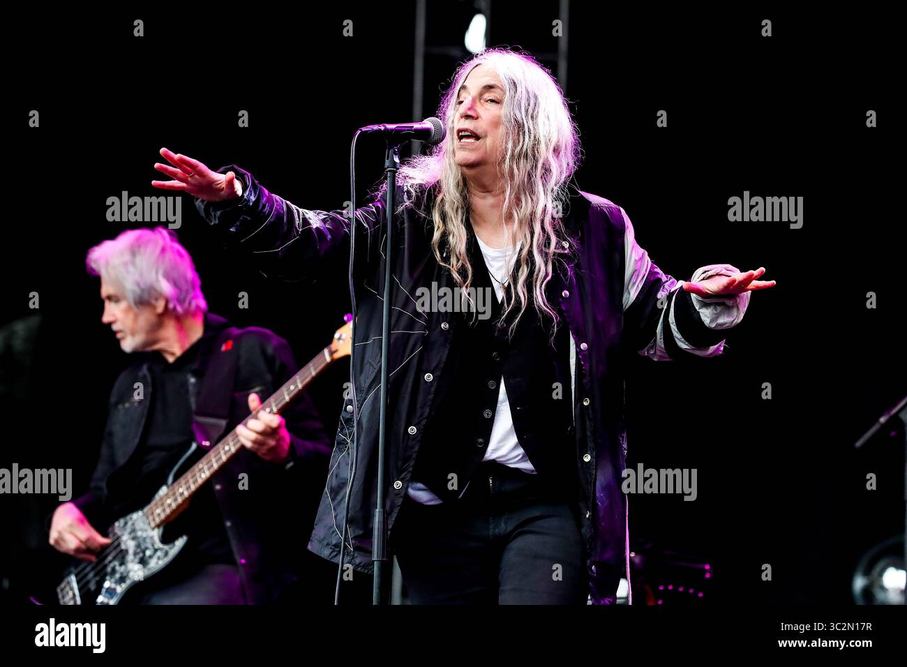 Giugno 23, 2019 - Reykjavâ€™k, Islanda - Music Artista Patti Smith e banda esegue durante il quinto segreto Solstice Festival in Laugadalur, Reykjavâ€™k, Islanda detenute da giugno 21-23, 2019...segreto Solstice, situato appena al di fuori di Reykjavik, Islanda, coerentemente vanta una lineup che è così diversificato e distintivo come il festival nei dintorni. Presentazione di alcuni dei più grandi del mondo di artisti contemporanei, amati musicisti di culto nonché fresco talento locale la festa continua per tutta la notte con un piccolo aiuto da parte del sole di mezzanotte che è quasi sempre presente per tutta l'estate equin Foto Stock