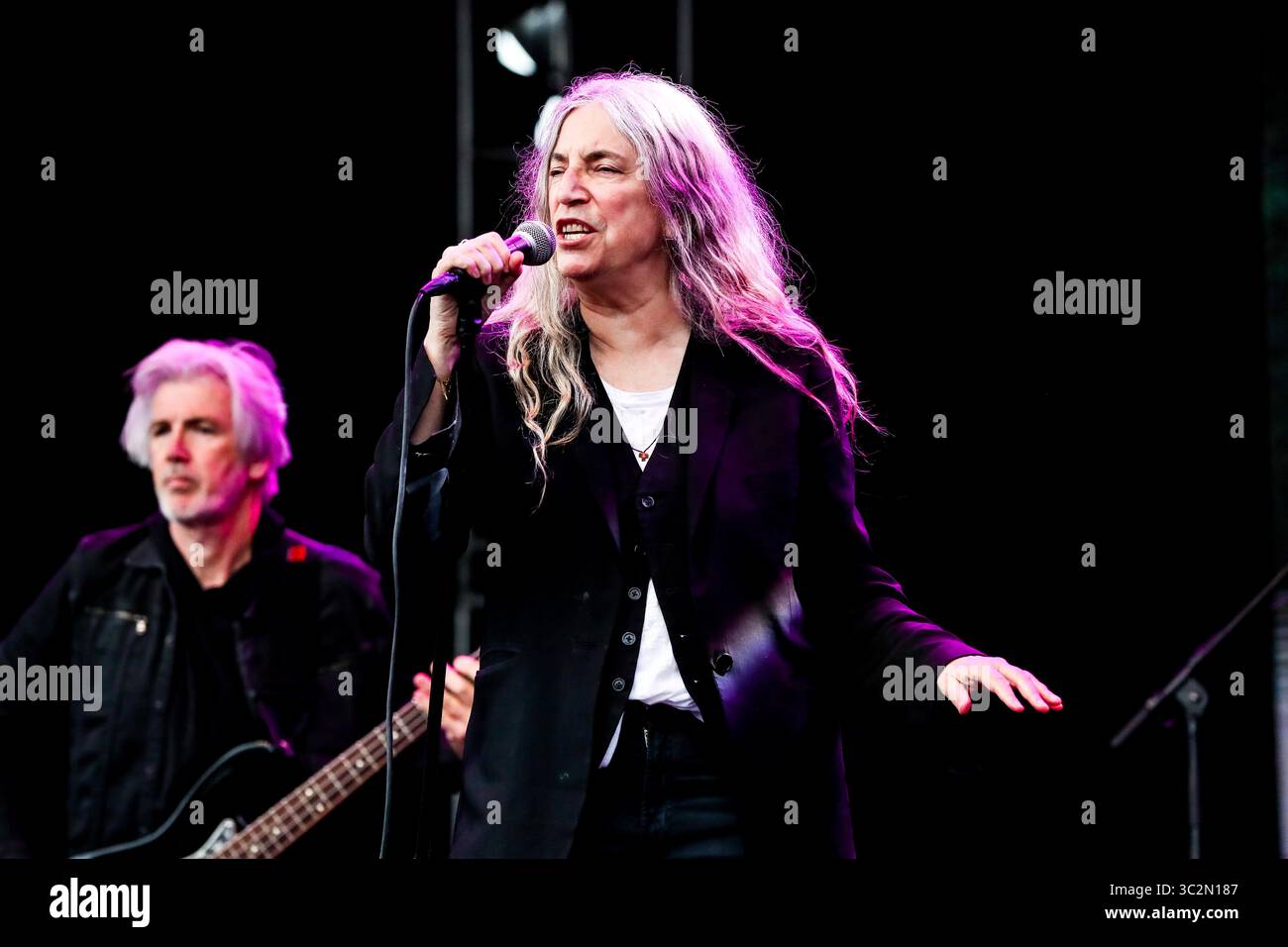 Giugno 23, 2019 - Reykjavâ€™k, Islanda - Music Artista Patti Smith e banda esegue durante il quinto segreto Solstice Festival in Laugadalur, Reykjavâ€™k, Islanda detenute da giugno 21-23, 2019...segreto Solstice, situato appena al di fuori di Reykjavik, Islanda, coerentemente vanta una lineup che è così diversificato e distintivo come il festival nei dintorni. Presentazione di alcuni dei più grandi del mondo di artisti contemporanei, amati musicisti di culto nonché fresco talento locale la festa continua per tutta la notte con un piccolo aiuto da parte del sole di mezzanotte che è quasi sempre presente per tutta l'estate equin Foto Stock