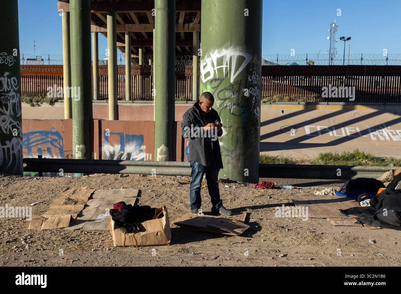 Quasi 600 migranti venezuelani sono bloccati a Ciudad Juárez, Chihuahua dopo essere stati espulsi dagli Stati Uniti con il titolo 42, i migranti si rifugiano sotto il ponte internazionale perché i rifugi sono alla loro massima capacità, ogni giorno più venezuelani vengono espulsi dagli Stati Uniti lungo questo confine. Foto Stock
