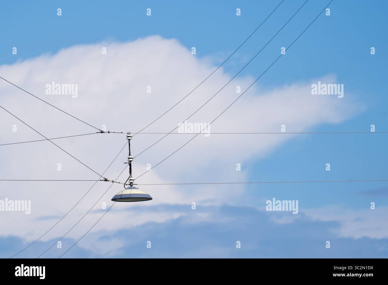 Lampada da strada dal design minimalista contro Blue Sky e le nuvole Foto Stock