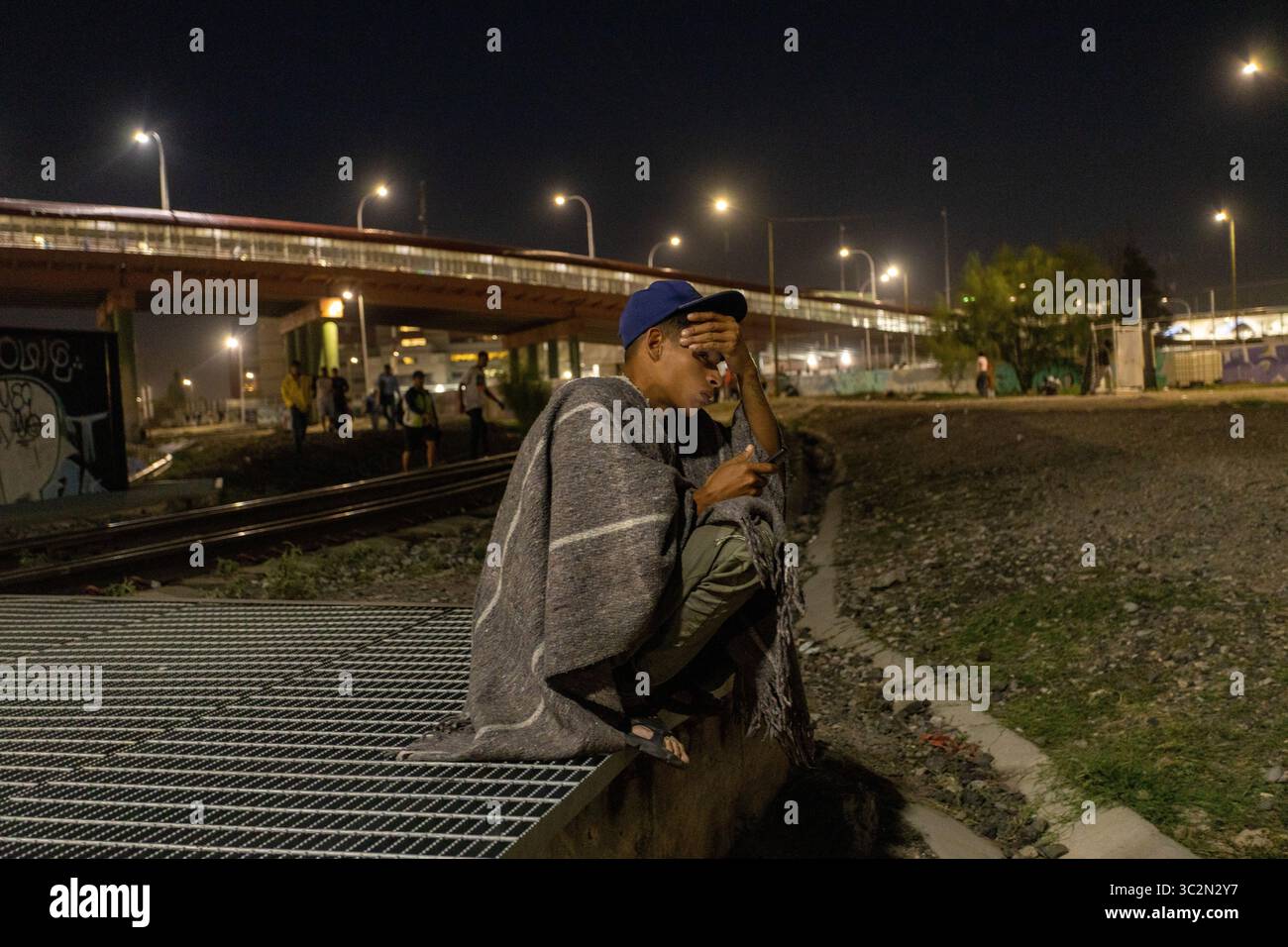 I migranti si riuniscono al confine di Ciudad Juarez, affrontando sfide e speranze mentre cercano di entrare negli Stati Uniti in mezzo a politiche di immigrazione in evoluzione. (2022-10-21) Foto Stock