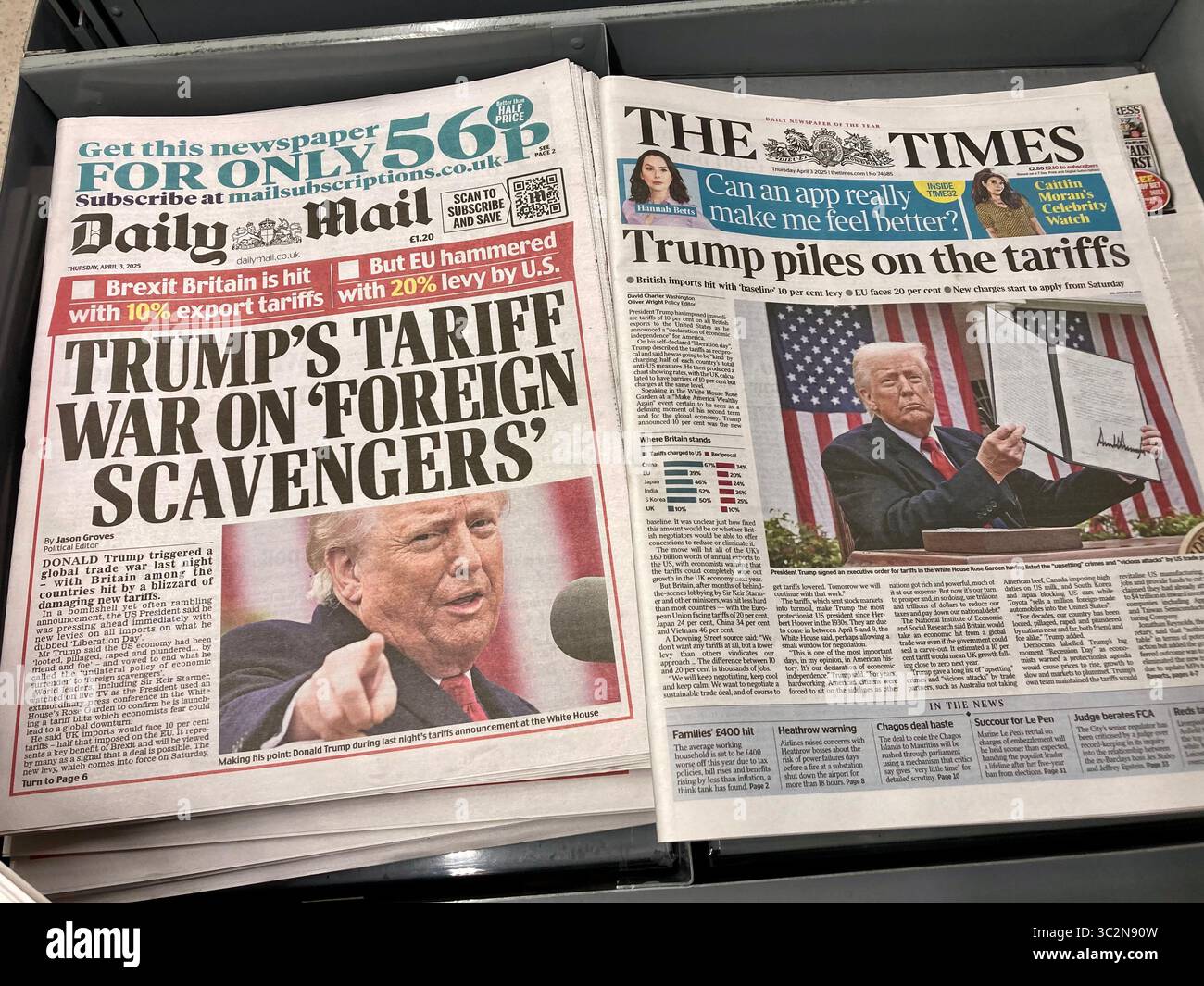 I giornali britannici con Donald Trump scatenano l'annuncio della tariffa del giorno della liberazione in prima pagina, visto in edicola. Solo per uso editoriale Foto Stock