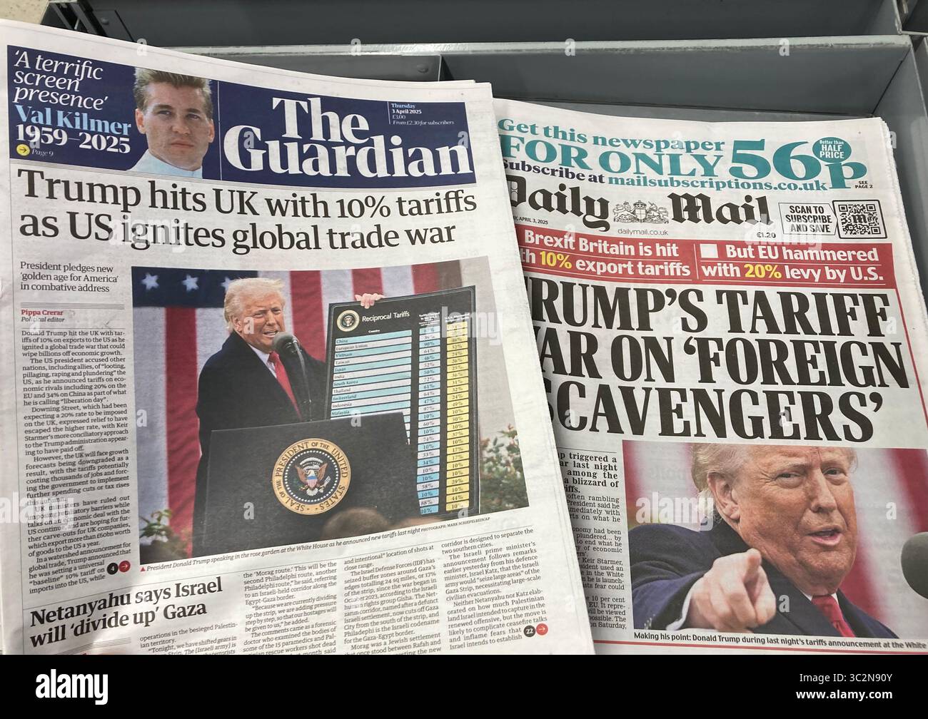 I giornali britannici con Donald Trump scatenano l'annuncio della tariffa del giorno della liberazione in prima pagina, visto in edicola. Solo per uso editoriale Foto Stock