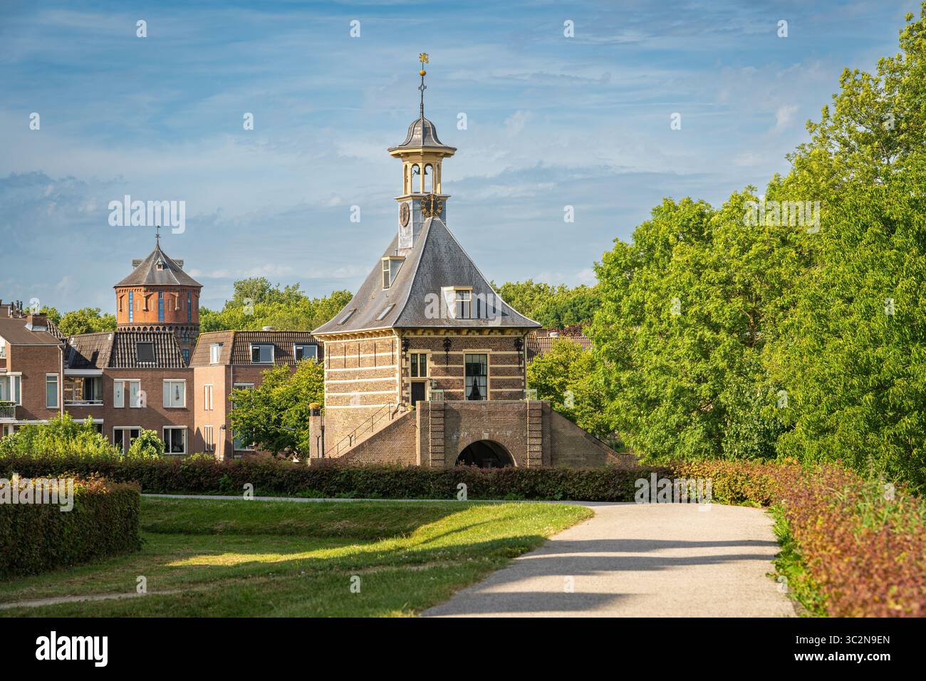 Dalempoort a Gorinchem, porta della città olandese e punto di riferimento storico alla luce del sole estivo Foto Stock