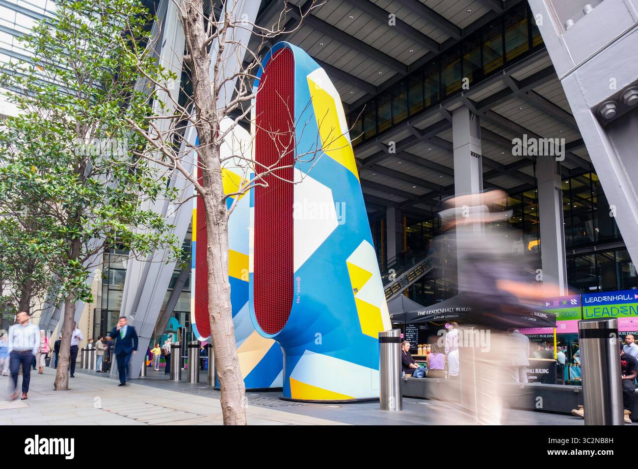 I murales astratti dipinti sulle iconiche prese d'aria a tromba del Leadenhall Building aggiungono il loro colore all'evento estivo Leadenhall Live 2025 nella City di Londra. REGNO UNITO Foto Stock