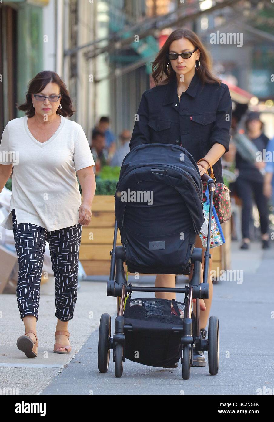 15 luglio 2019 - New York, New York, USA - la modella IRINA SHAYK e sua madre Olga Shaykhlislamova portano sua figlia Lea De Seine Shayk Cooper per una passeggiata nel West Village di New York. (Immagine di credito: © Mike Reed/Ace Pictures via ZUMA Press) Foto Stock